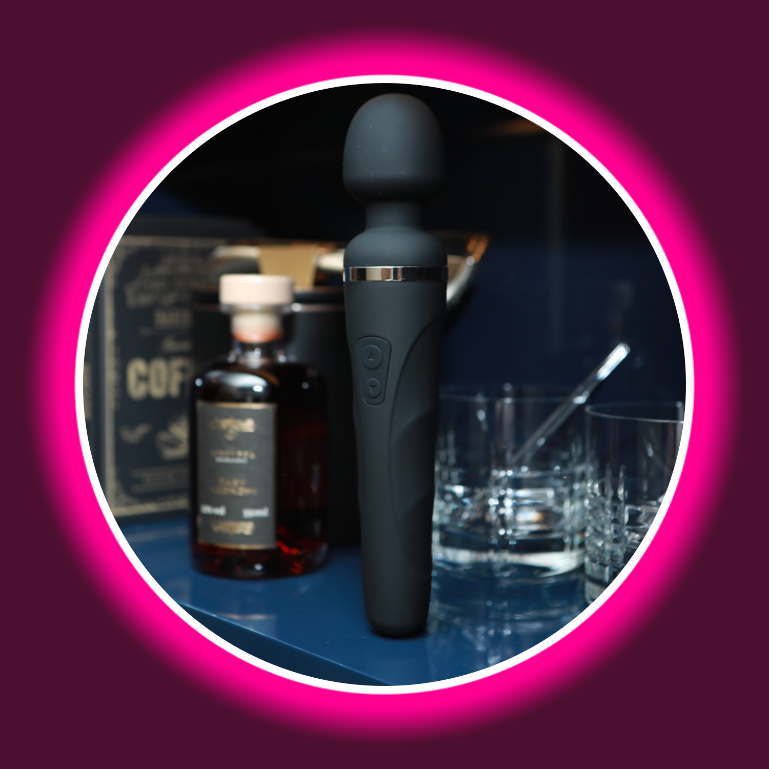 schwarzer Wandvibrator Domi 2 von Lovense steht in einem dunklen Regal umgeben von Gläsern und Flaschen