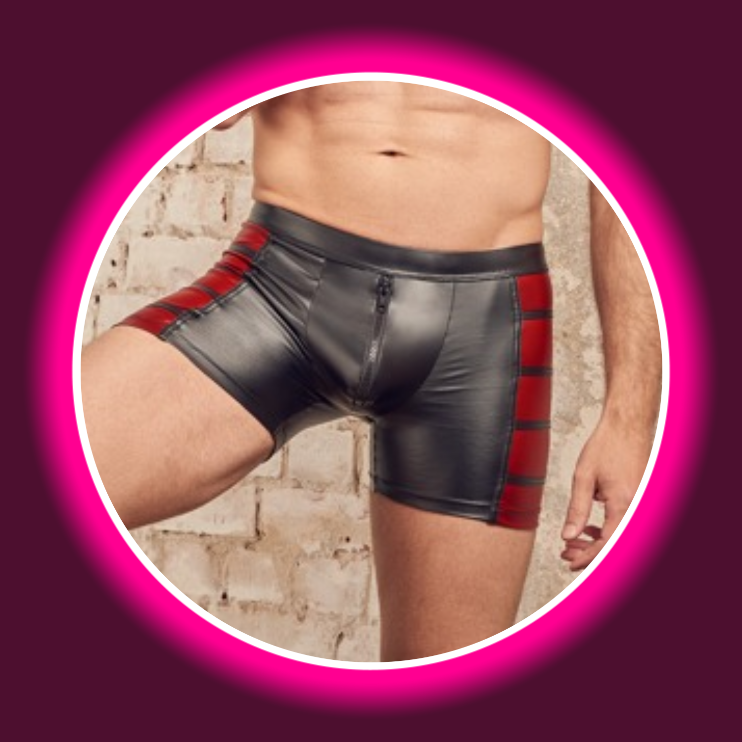 Mann in schwarzen engen Shorts mit roten Streifen und Reißverschluss vor einer Steinwand, NEK