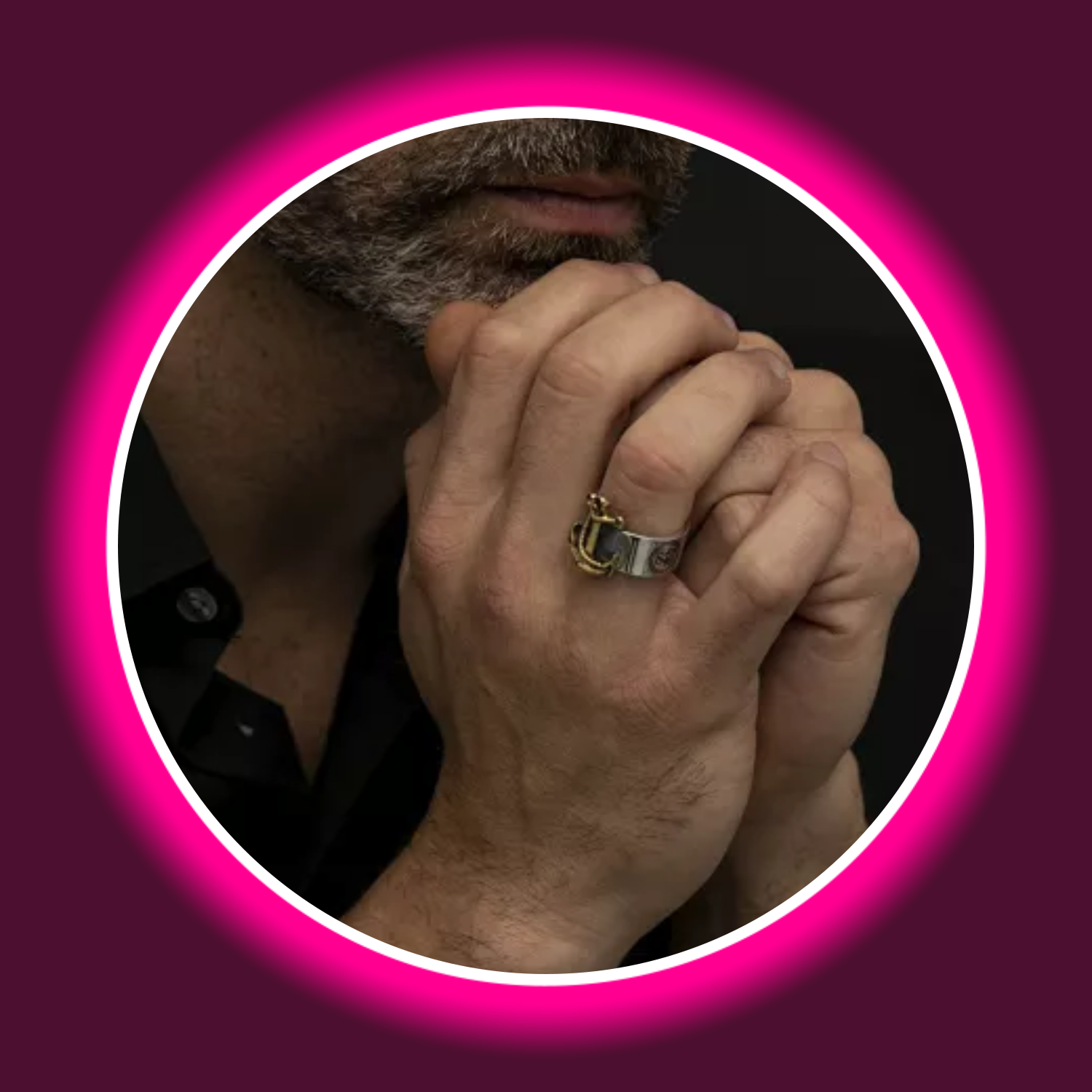 Frontansicht 925 Sterling Silber mit Anker, von einem Mann am Finger getragen