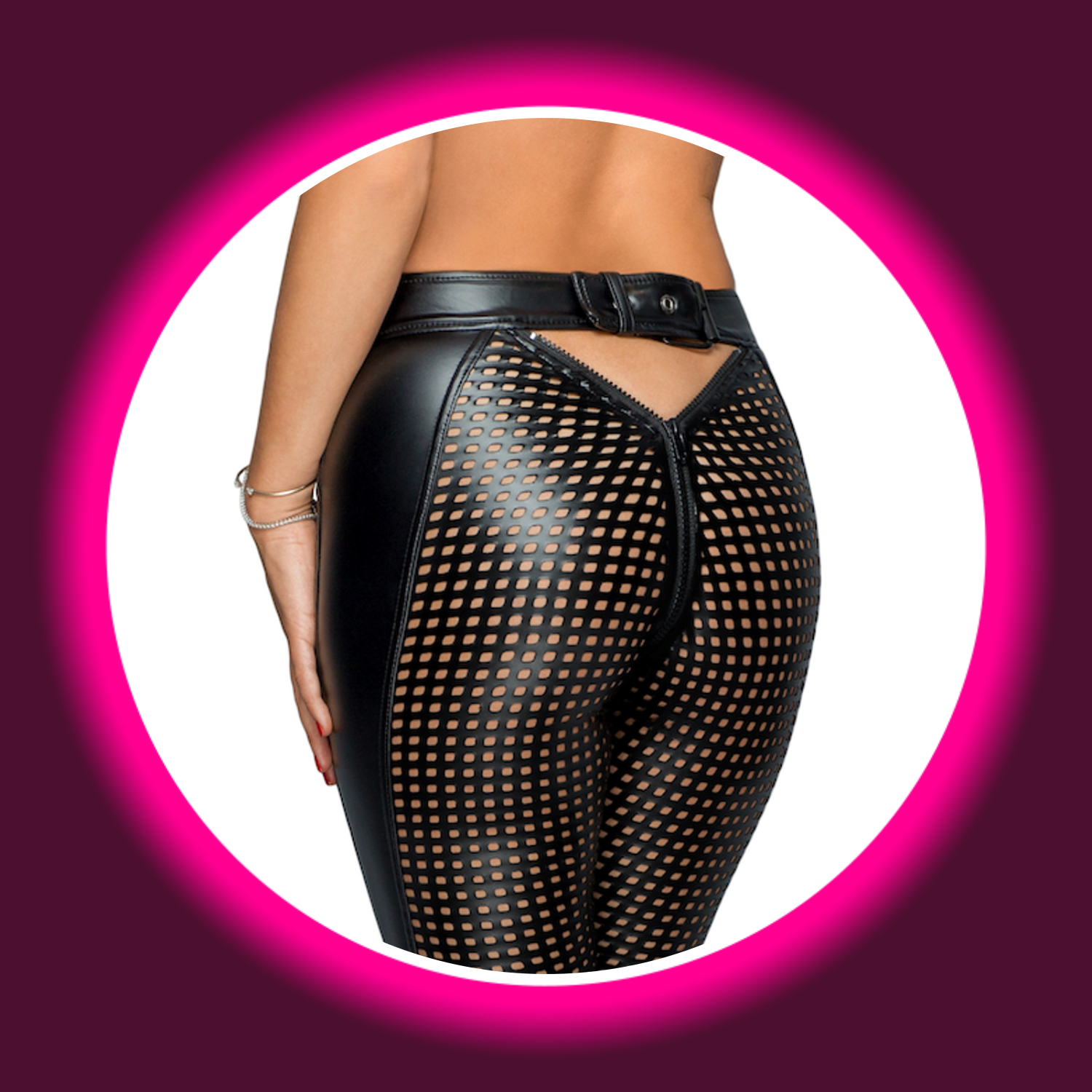 Detailansicht schwarze perforierte Leggings von Noir Handmade