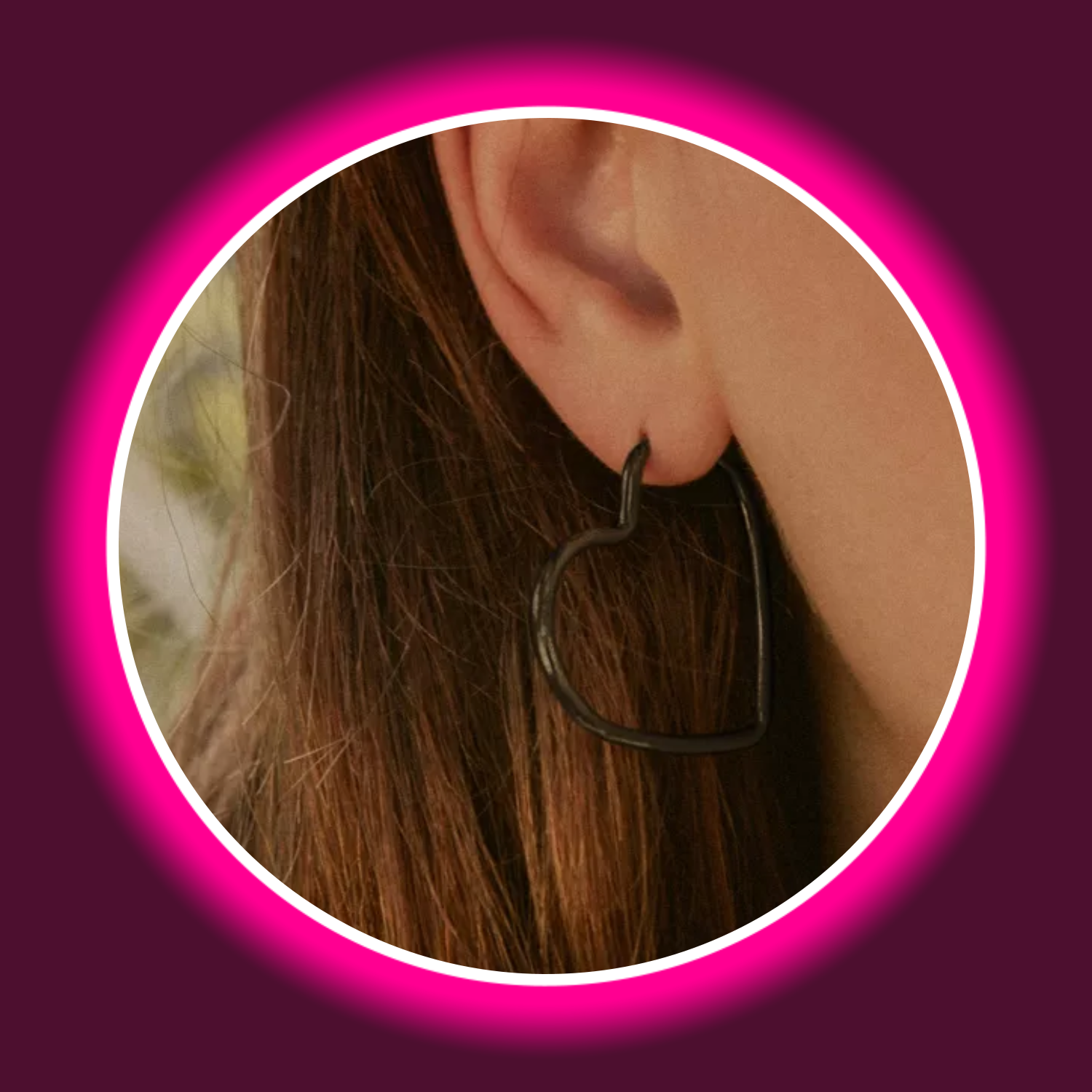 Ausschnitt mit einer Frau, die eine schwarze Creole in Herzform von Modabilé trägt