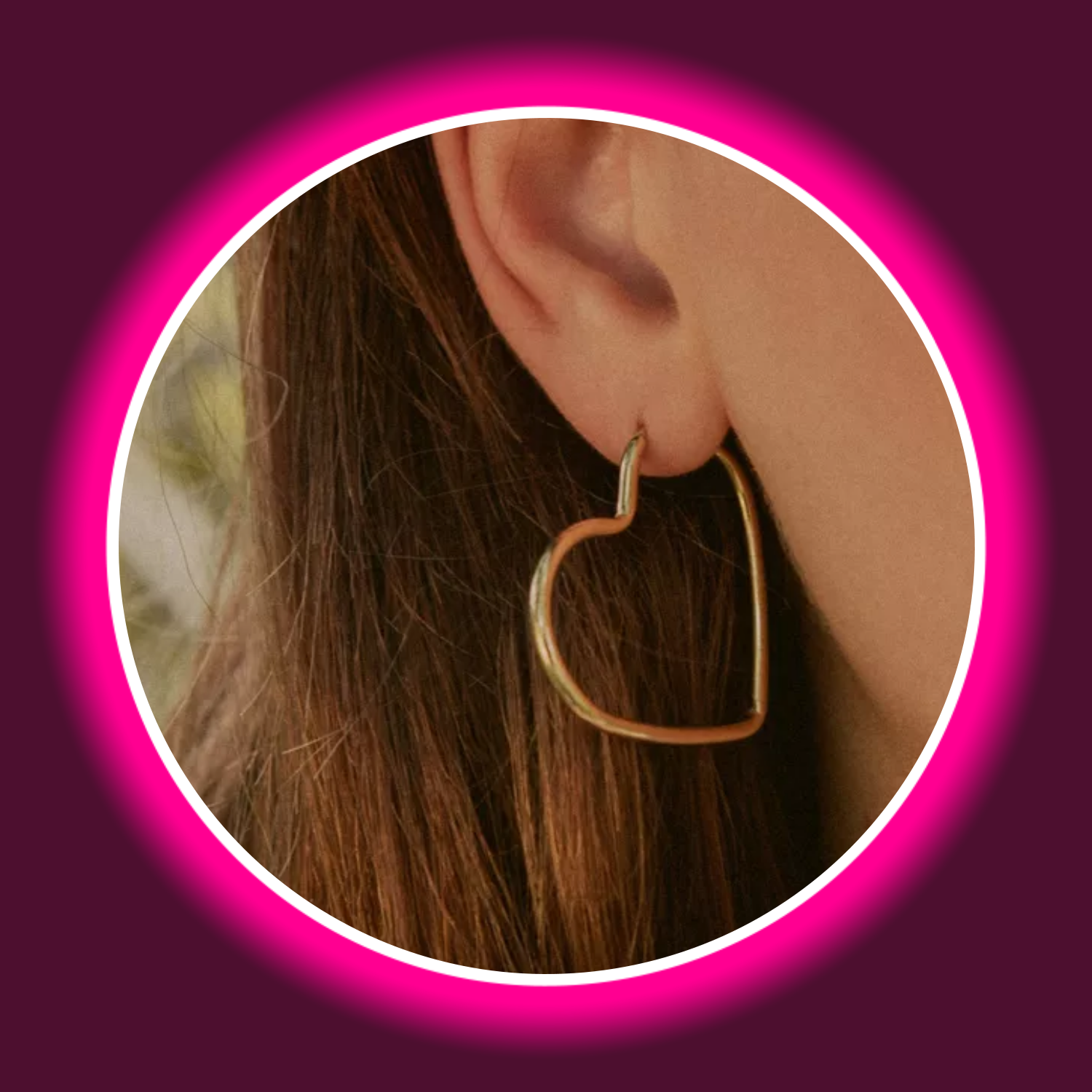 Ausschnitt mit einer Frau, die eine vergoldete Creole in Herzform von Modabilé trägt