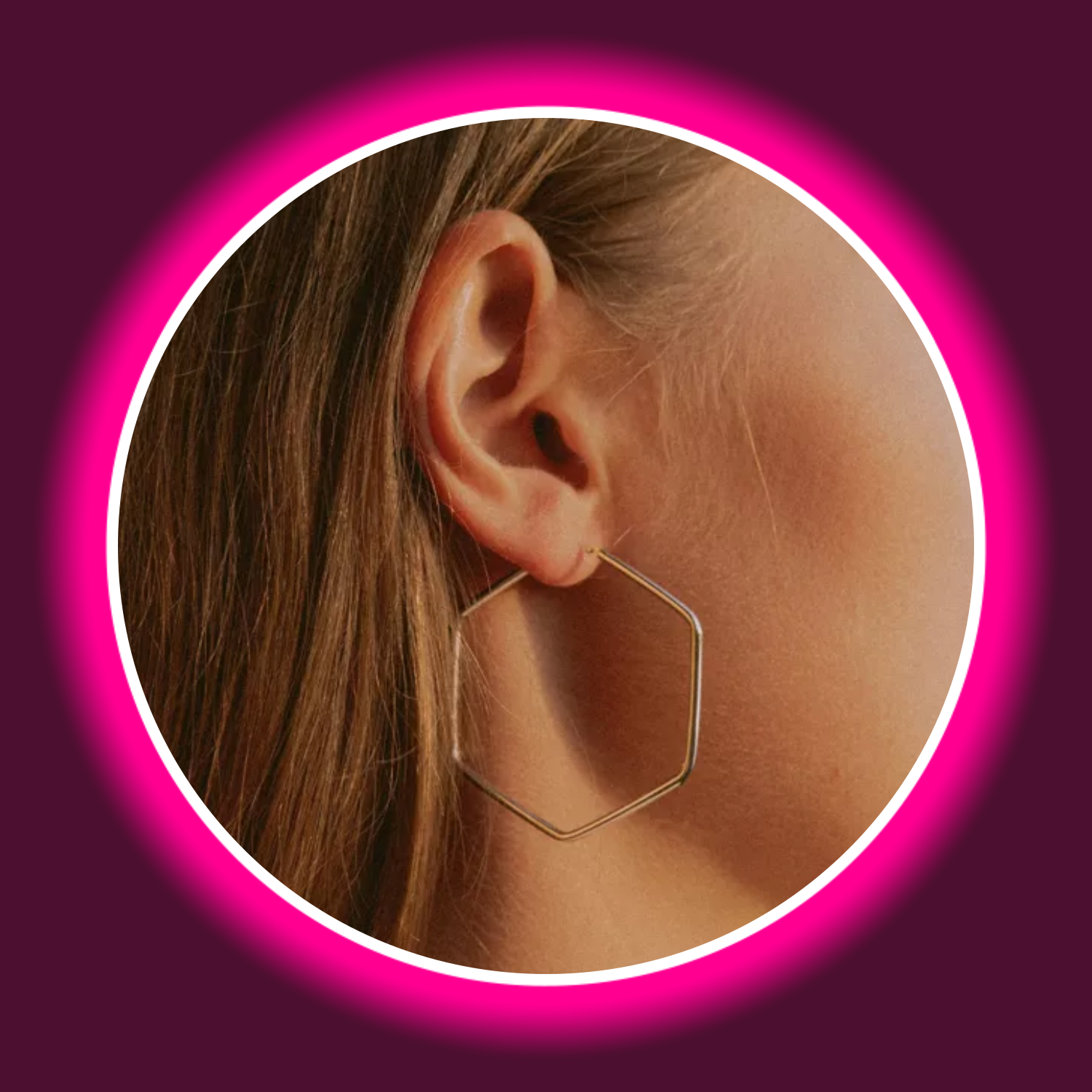 eine silberne Creole von Modabilé an einem Ohr hängend