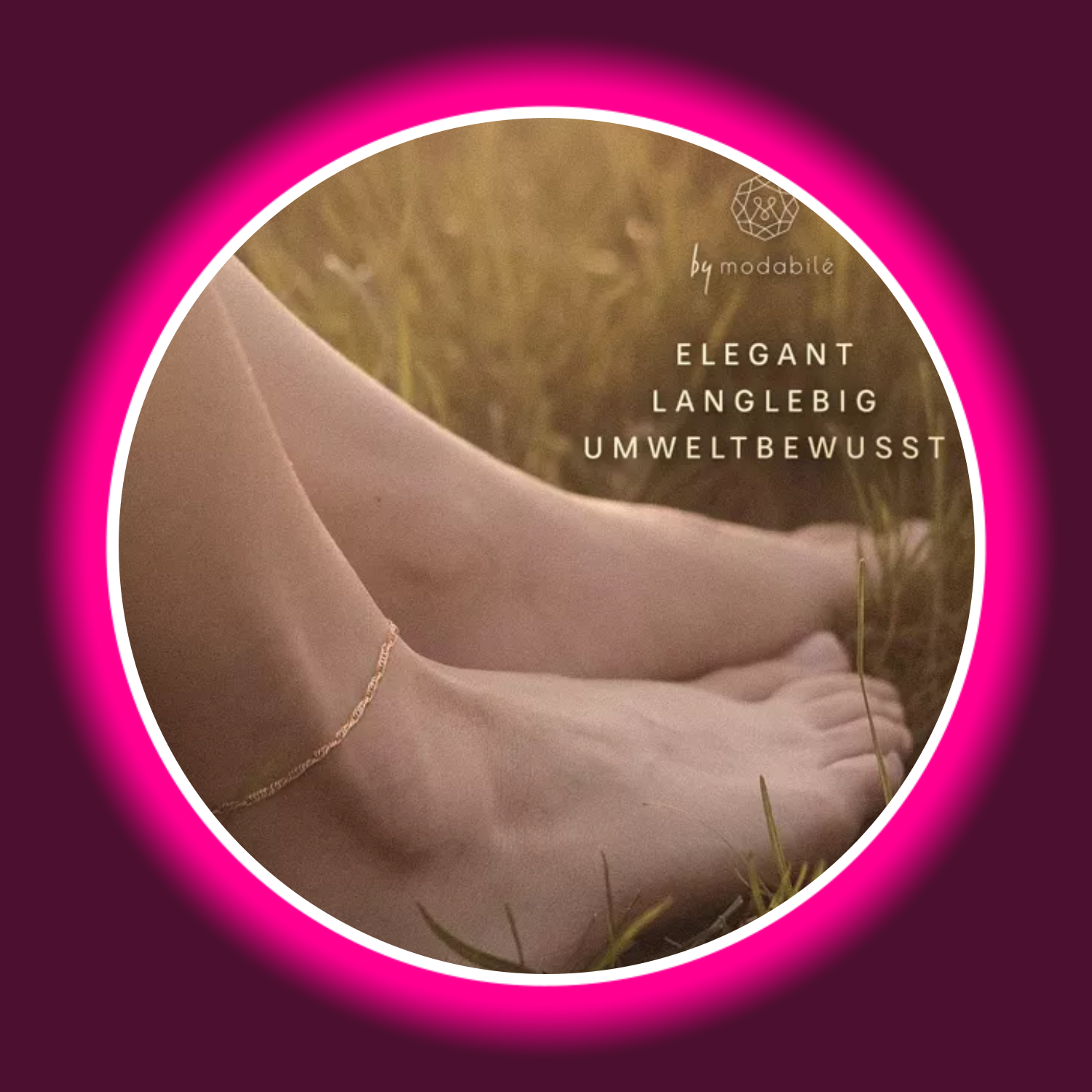 rosé vergoldete Fußkette Singapore aus Silber von Modabilé an einem Fuß auf einer Wiese