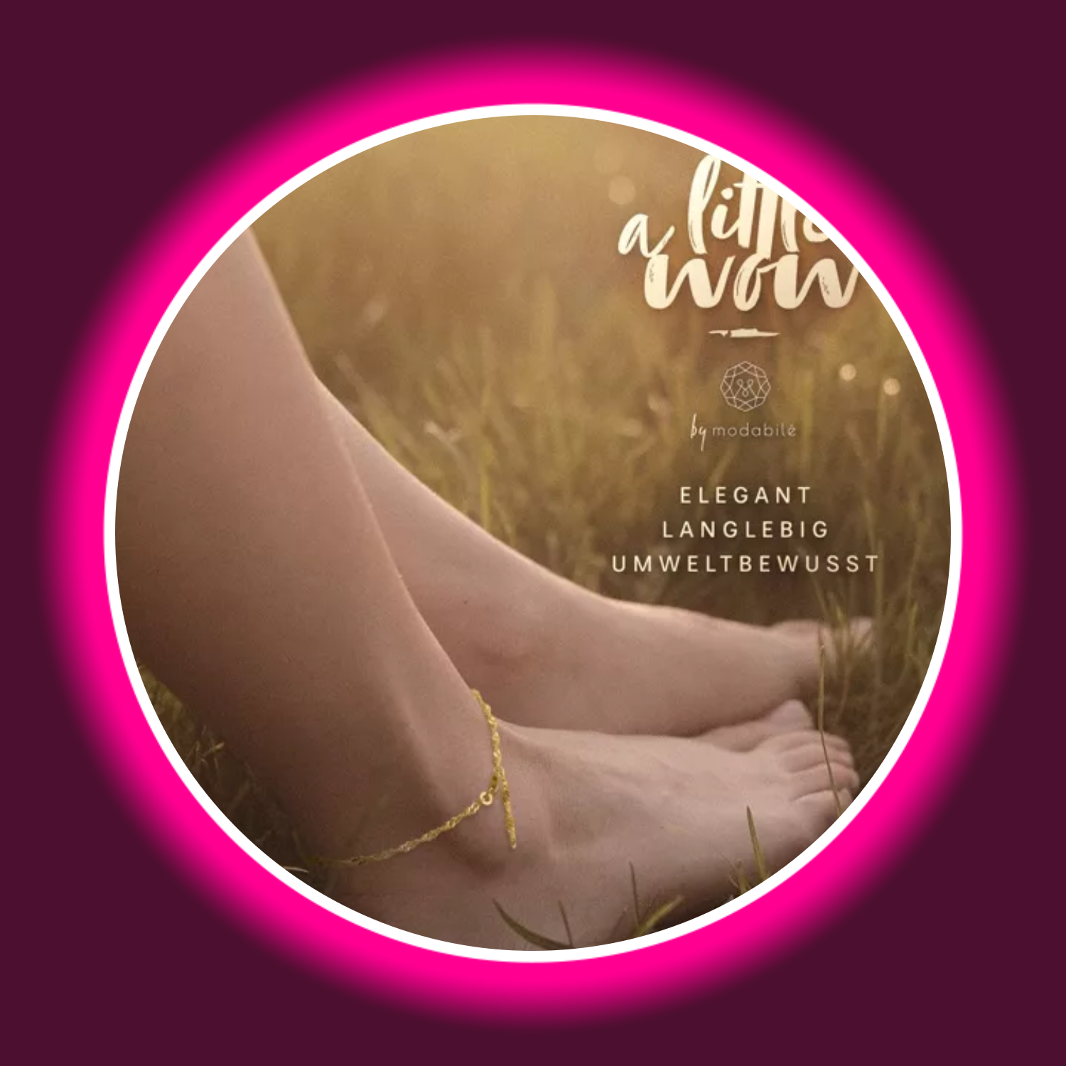 goldene Singapur Fußkette von Modabilé an einem Fuß auf einer Wiese