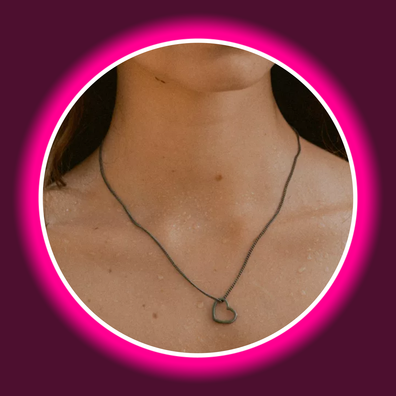 Frau trägt eine Halskette mit einem schwarzen Kettenanhänger in Herzform von Modabilé