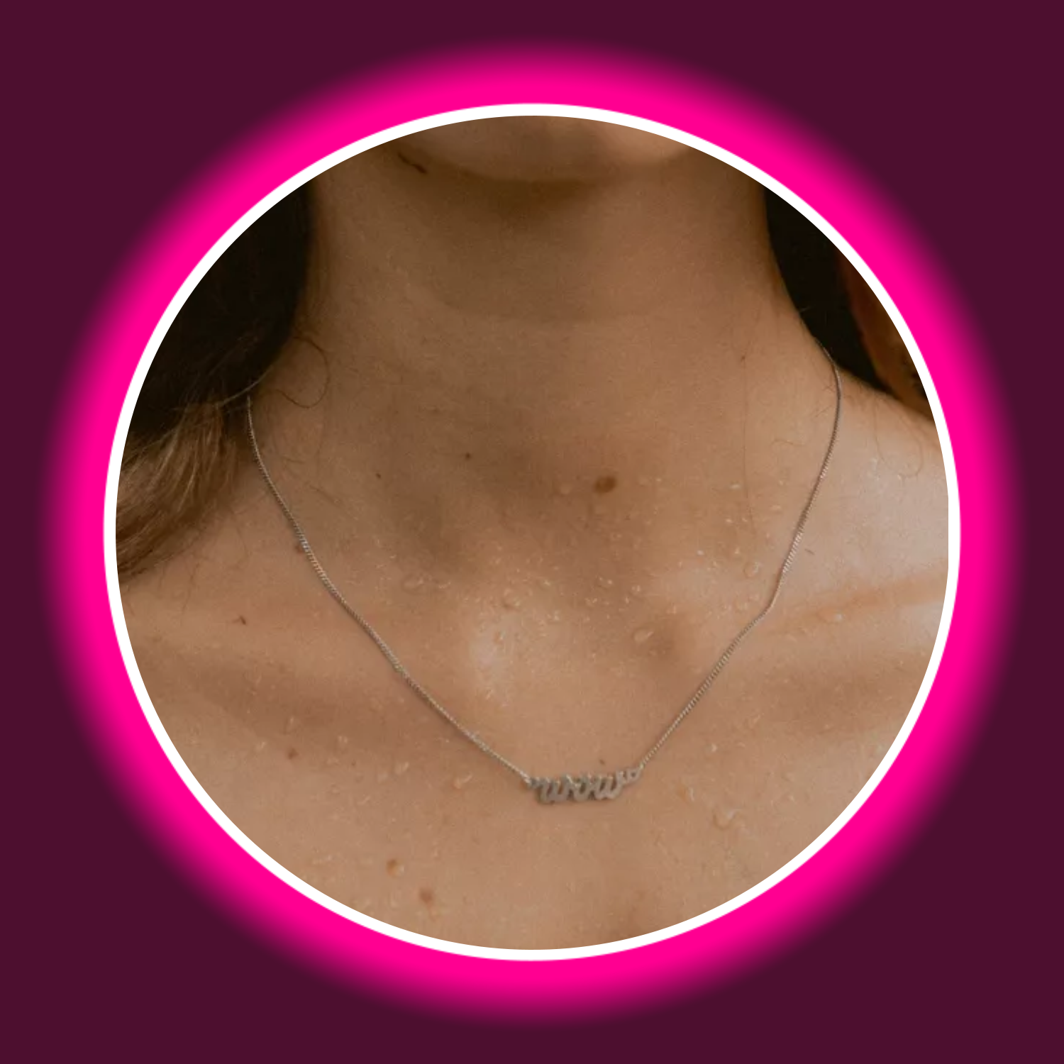 Frau trägt Halskette mit silbernem Kettenanhänger Wow von Modabilé