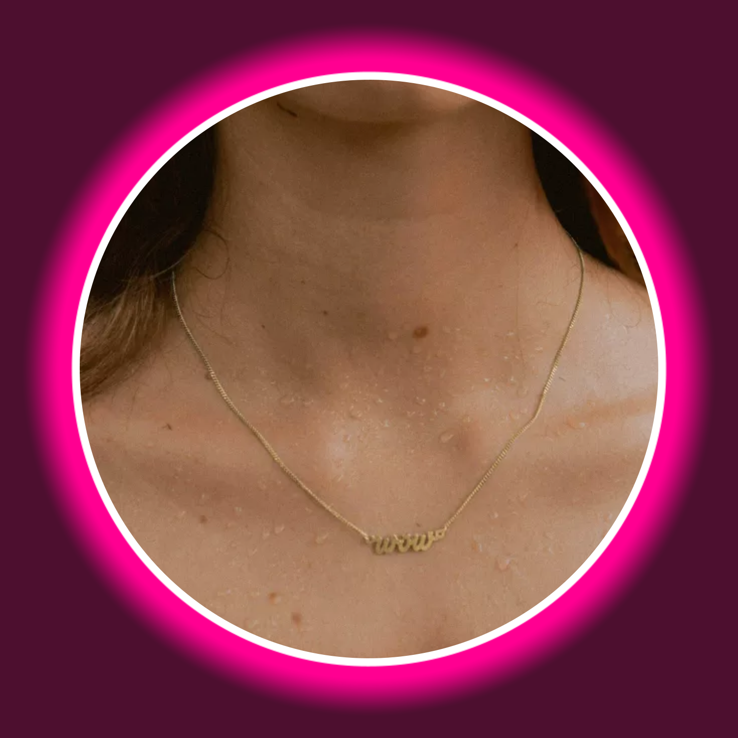 Frau trägt Halskette mit vergoldetem Kettenanhänger Wow von Modabilé