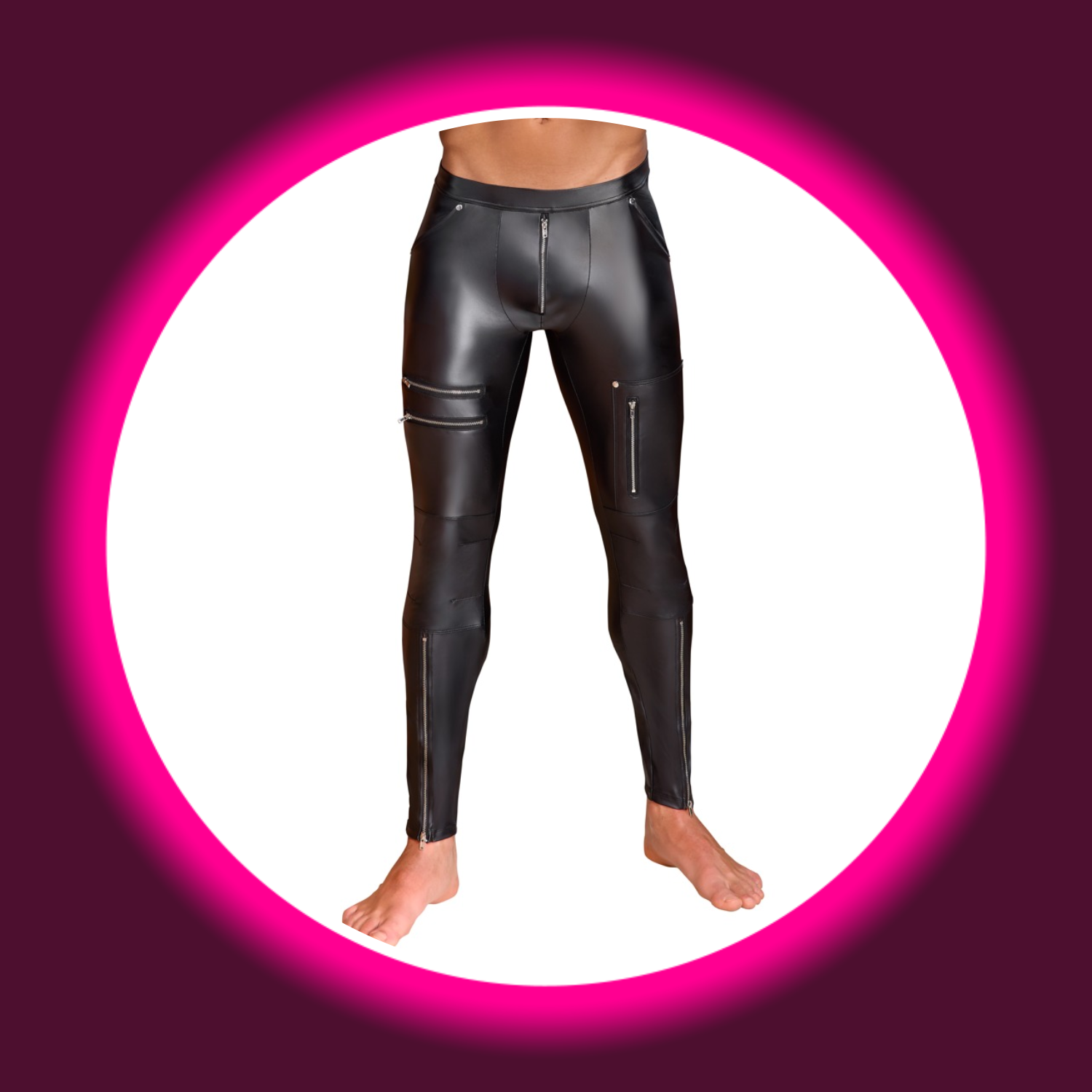 NEK Lange Hose Angelo schwarz – Frontansicht am Model, schmale Mattlook-Hose mit unterlegtem Frontreißverschluss, Schenkeltasche mit Reißverschlüssen und Reißverschlüssen am Beinabschluss