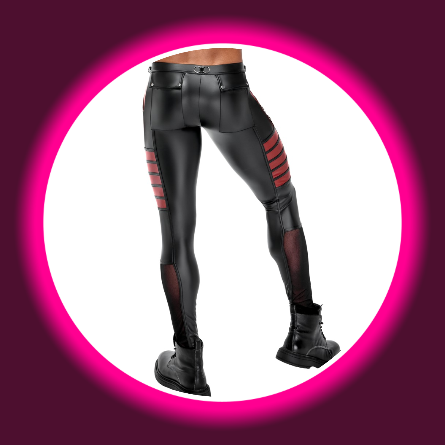 Mann von hinten in langer enger schwarzer Hose von NEK mit roten Einsätzen