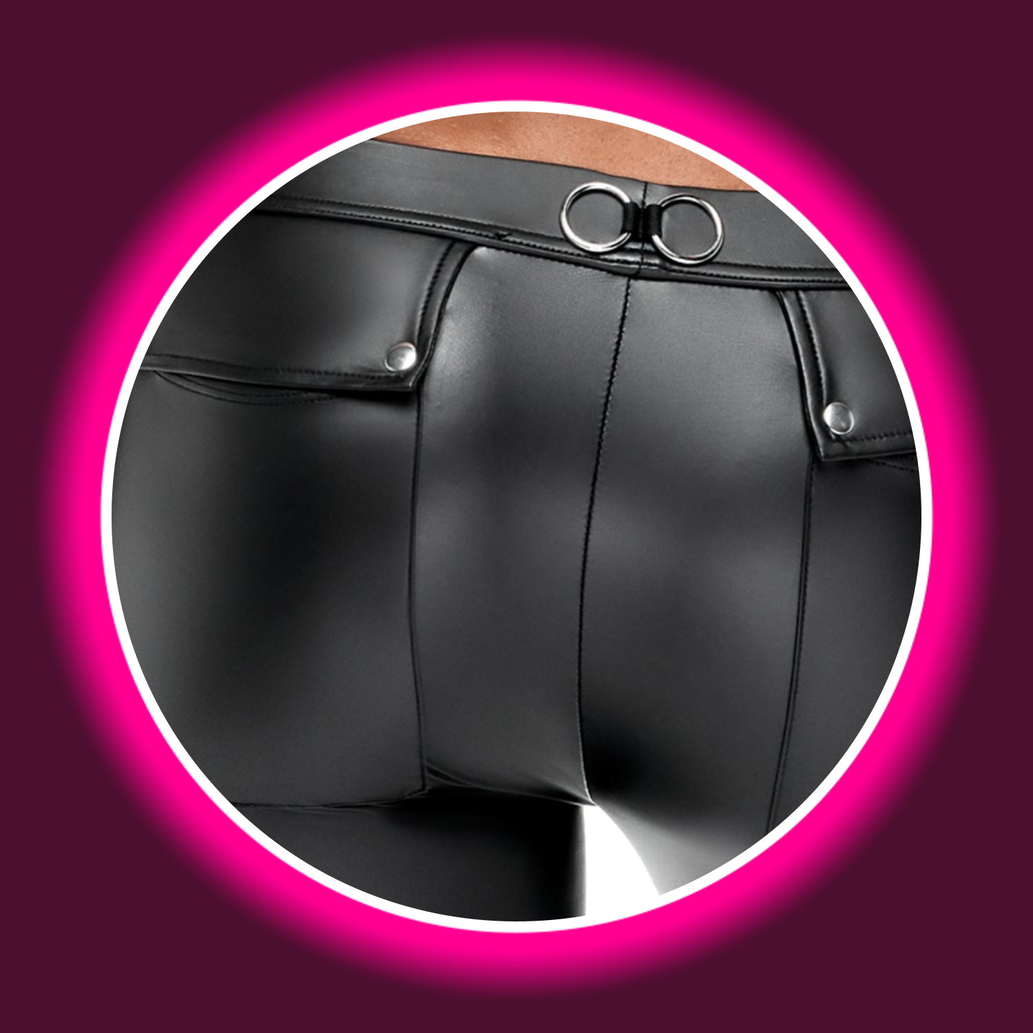 Detailansicht schwarze Hose von NEK mit angedeuteten Gesäßtaschen und Zierringen