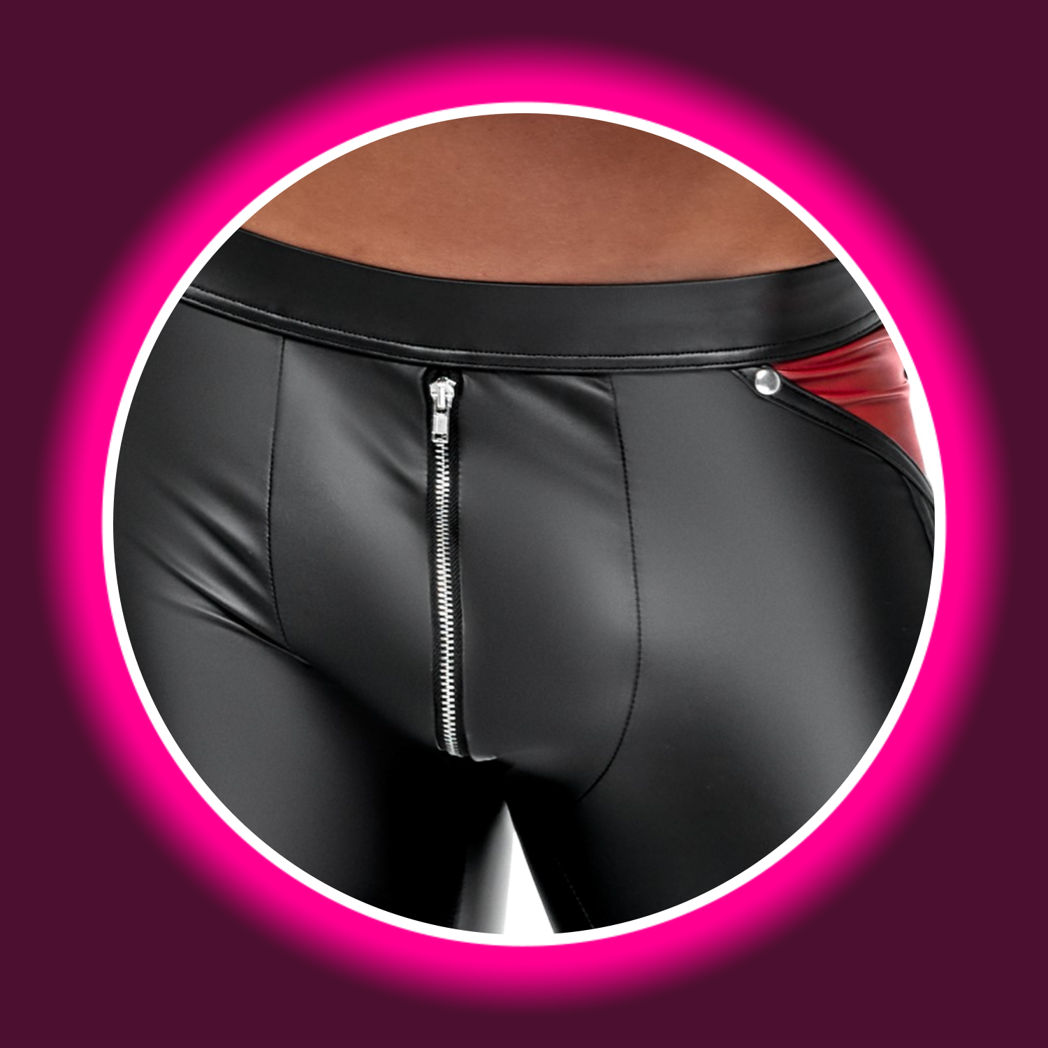 Detailansicht schwarze Hose von NEK mit Reißverschluss und roten Einsätzen