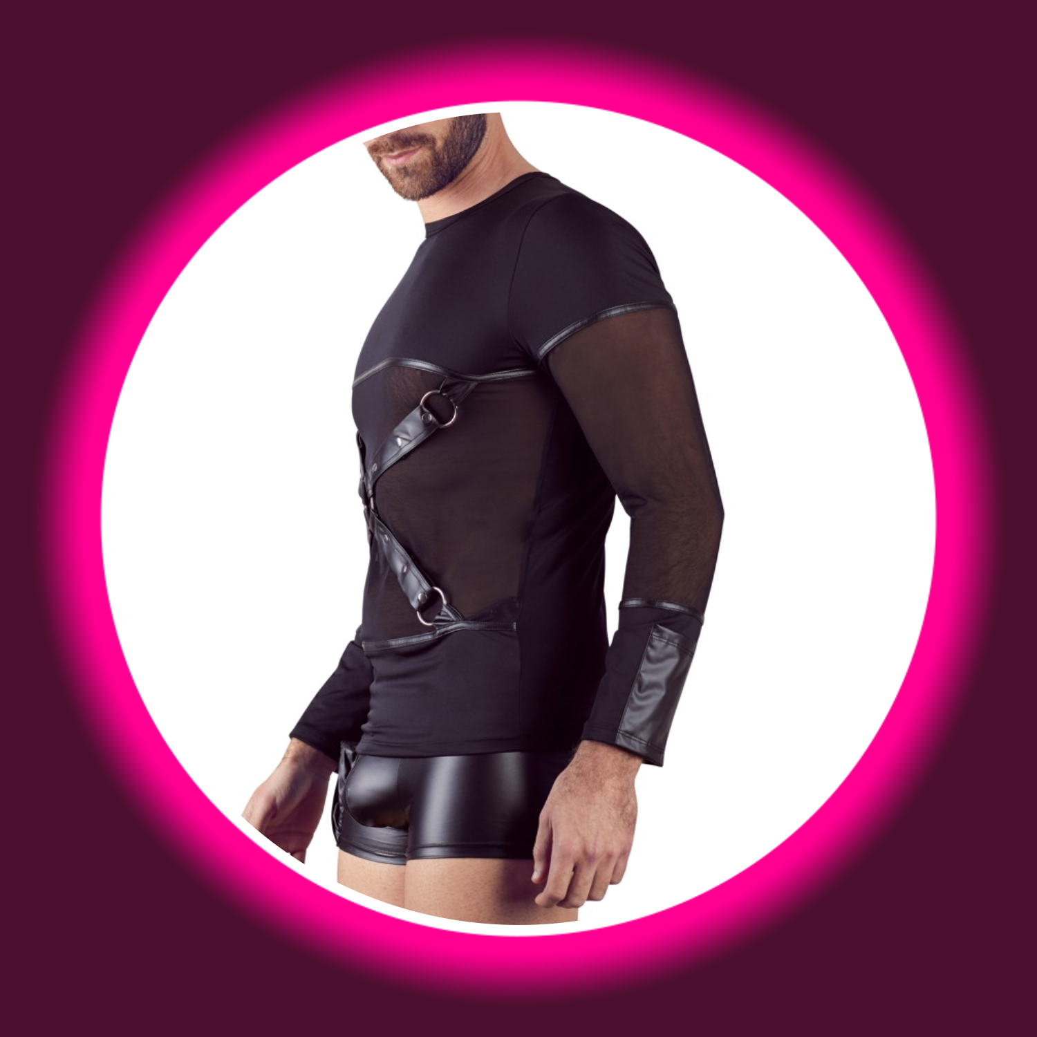 NEK Langarm Shirt schwarz – Seitenansicht am Model mit abknöpfbarem Brustharness aus Kunstleder, Powernet-Einsatz in der Front, Ring-Detail und schwarze Wetlook-Shorts