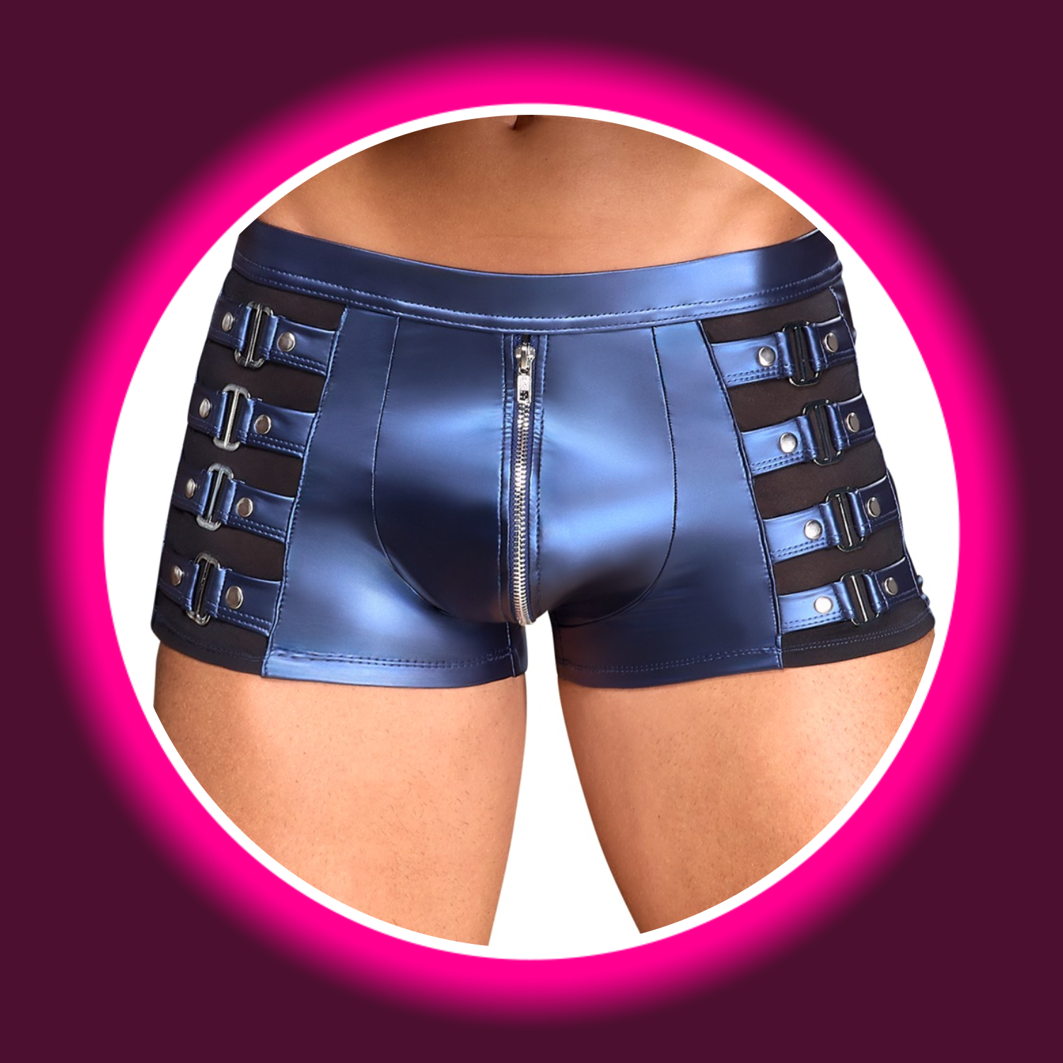 NEK Pants Wesley blau – Frontansicht am Model, körperbetonte Metallic-Shorts mit beidseitigen Powernet-Einsätzen, nietenbesetzten Riemen und Frontreißverschluss