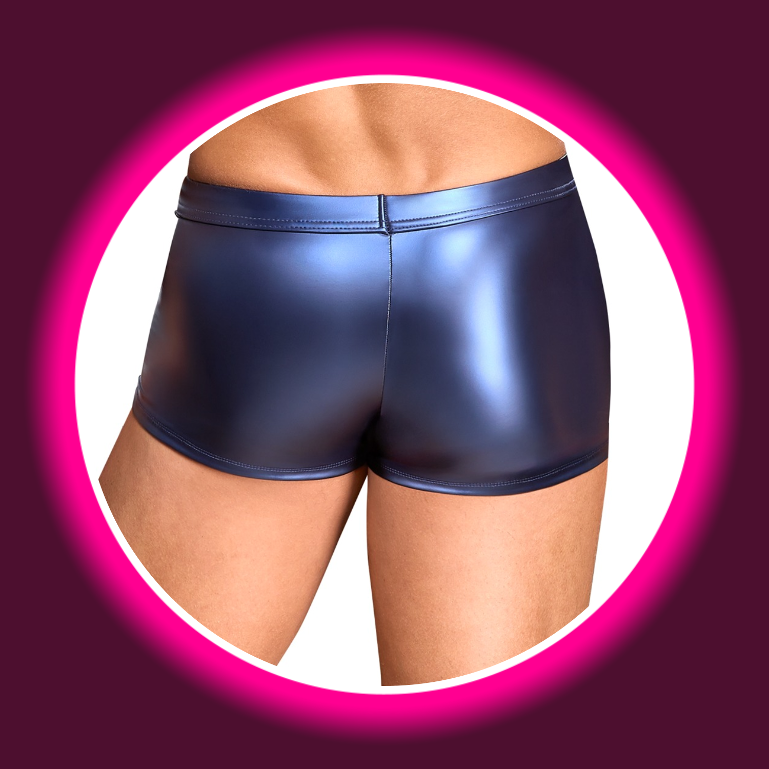 NEK Pants Wesley blau – Rückansicht am Model, glatte körperbetonte Metallic-Shorts mit breitem Bund