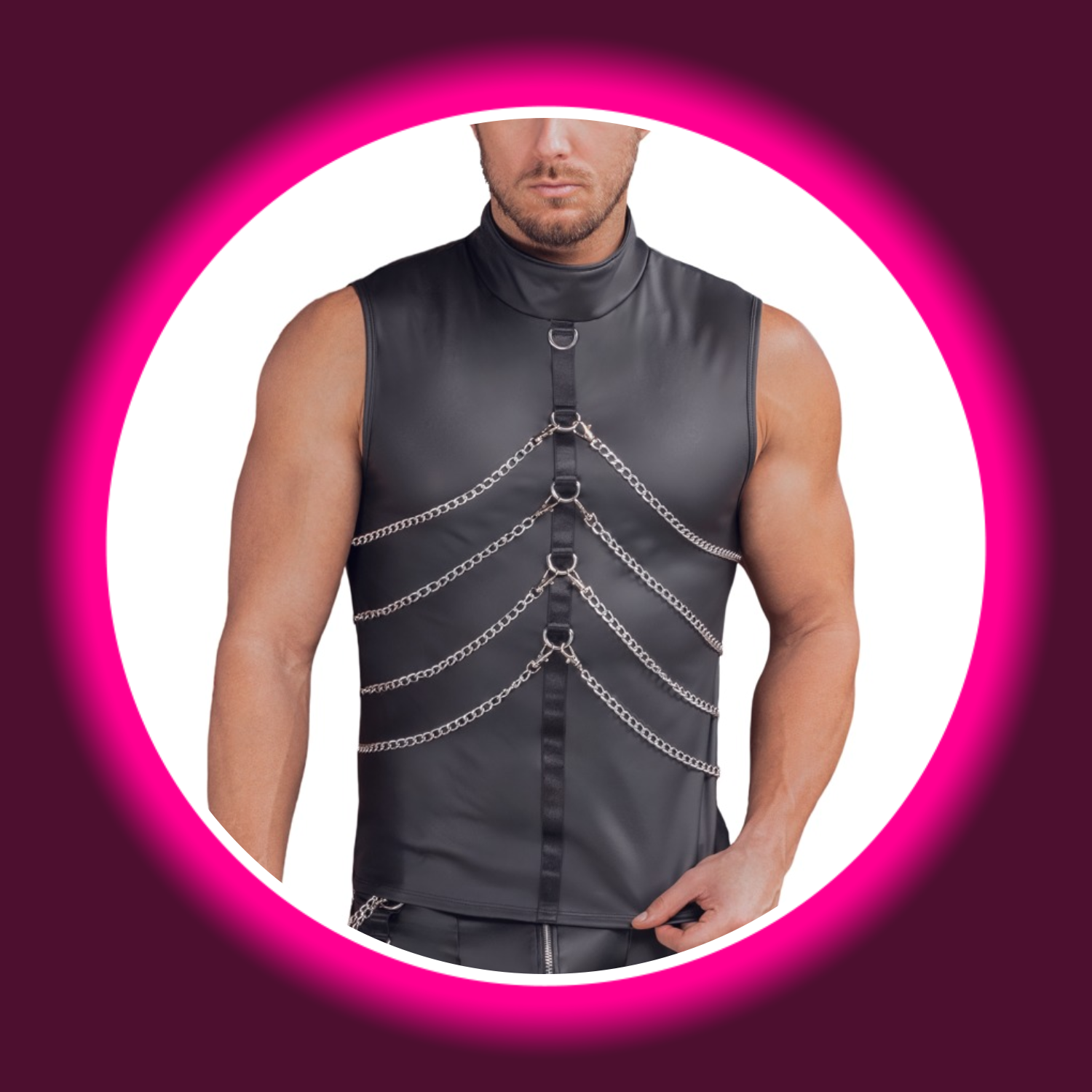 Mann in schwarz mattem Shirt von NEK mit Ringen und Zierketten