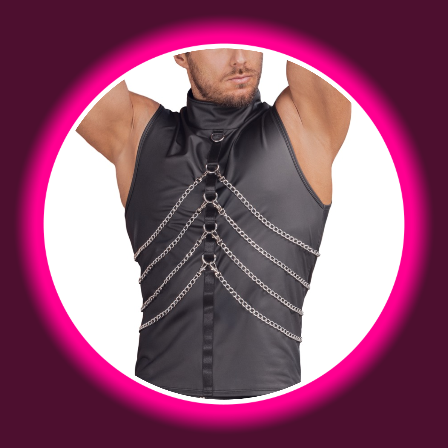 Mann in schwarz mattem Shirt von NEK mit Ringen und Zierketten