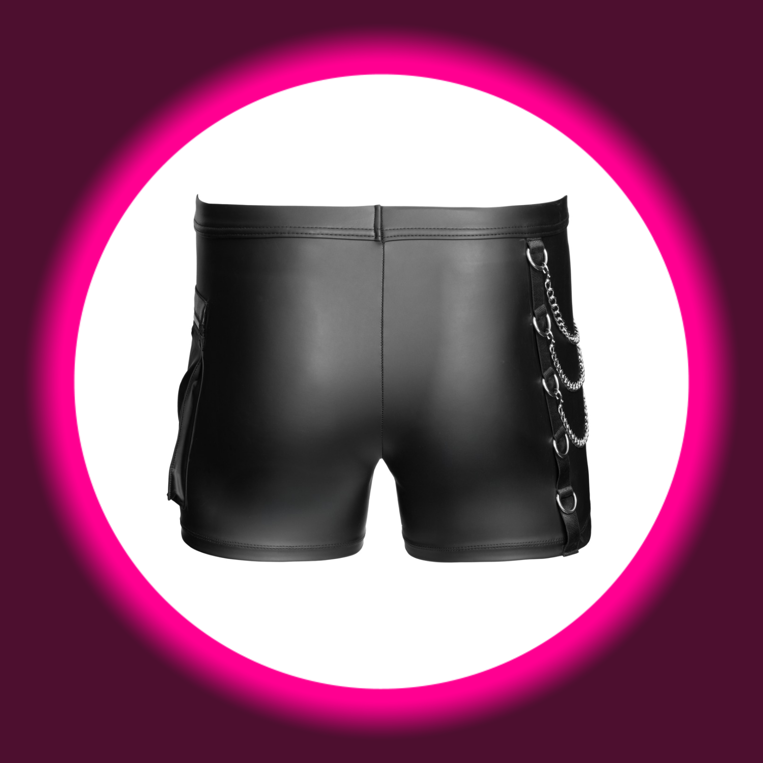Rückansicht schwarz matte Shorts von NEK mit einer Hosentasche, Ringen und Zierketten