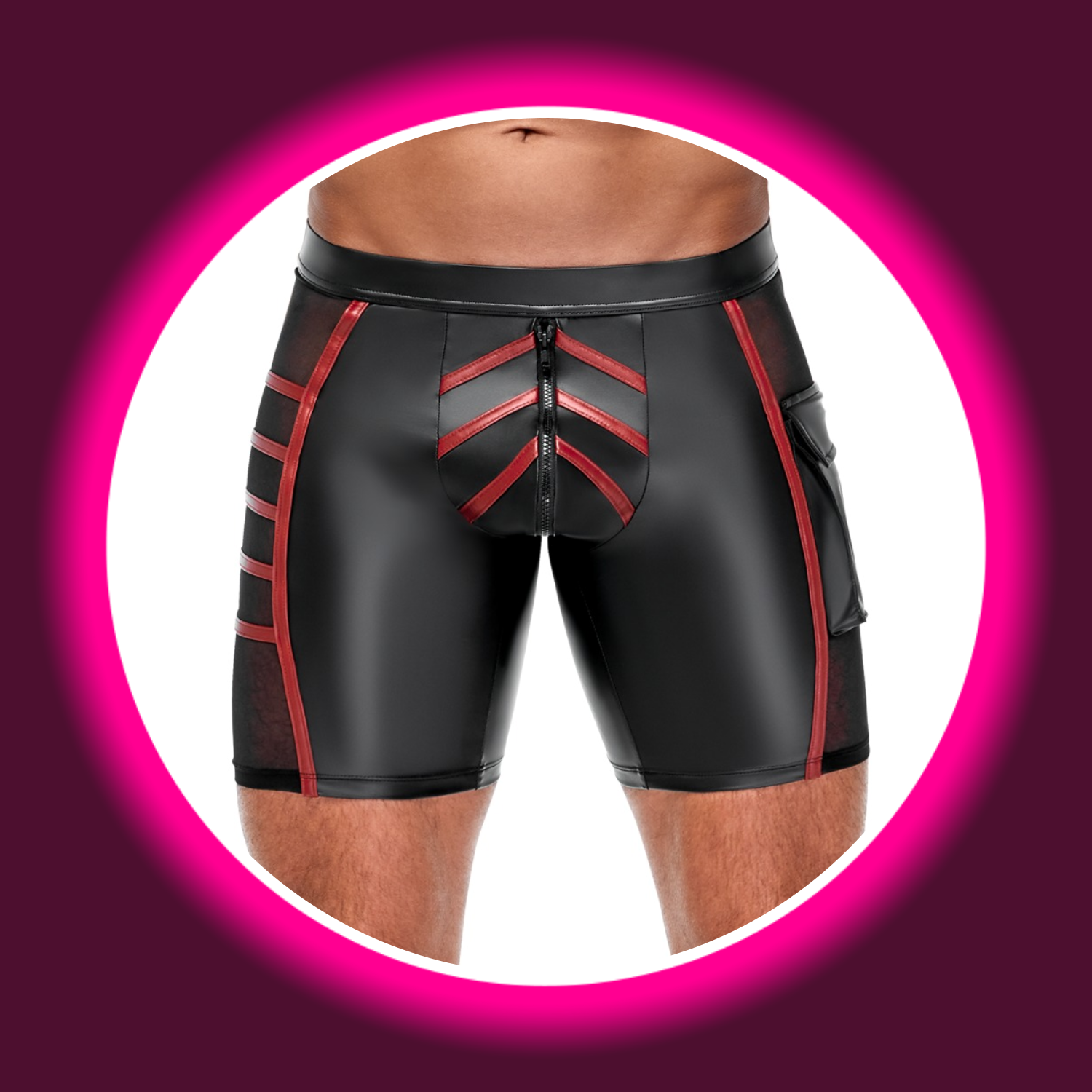 Mann in schwarzen engen Shorts von NEK mit roten Kontraststreifen