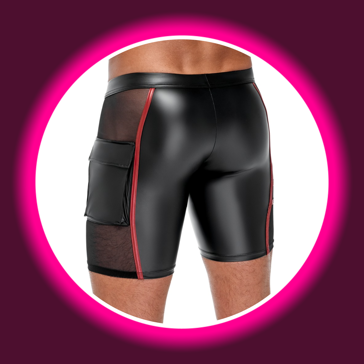 Mann in schwarzen engen Shorts von NEK mit roten Kontraststreifen