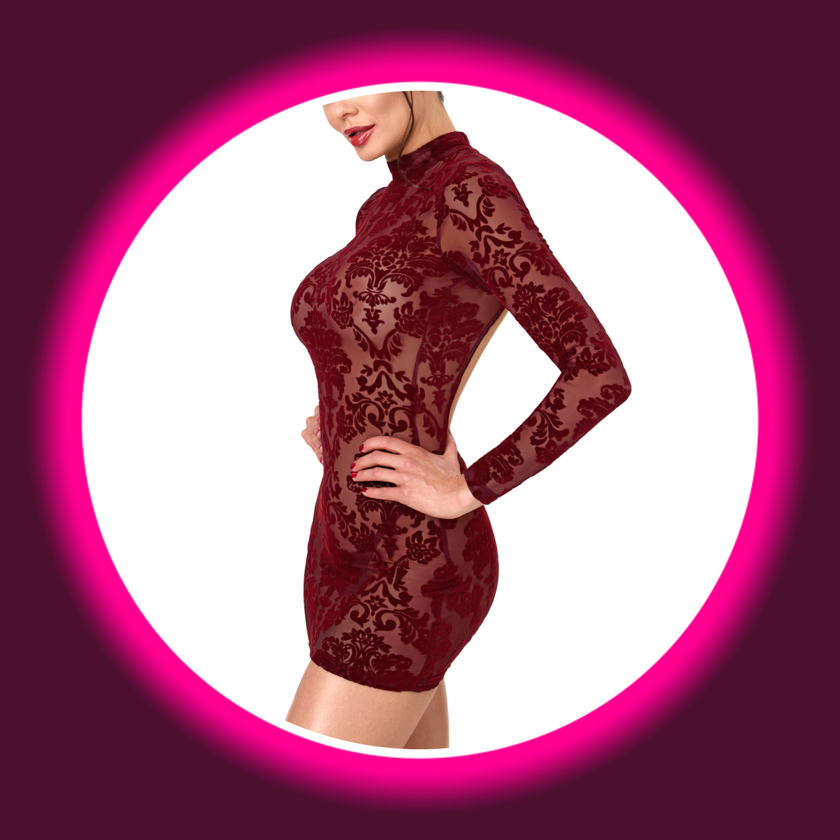 NOIR HANDMADE Minikleid Masquerade F423 weinrot – seitliche Ansicht am Model, körperbetonte Minisilhouette mit langen Ärmeln und ornamentalem Damast-Flockmuster auf transparentem Tüll
