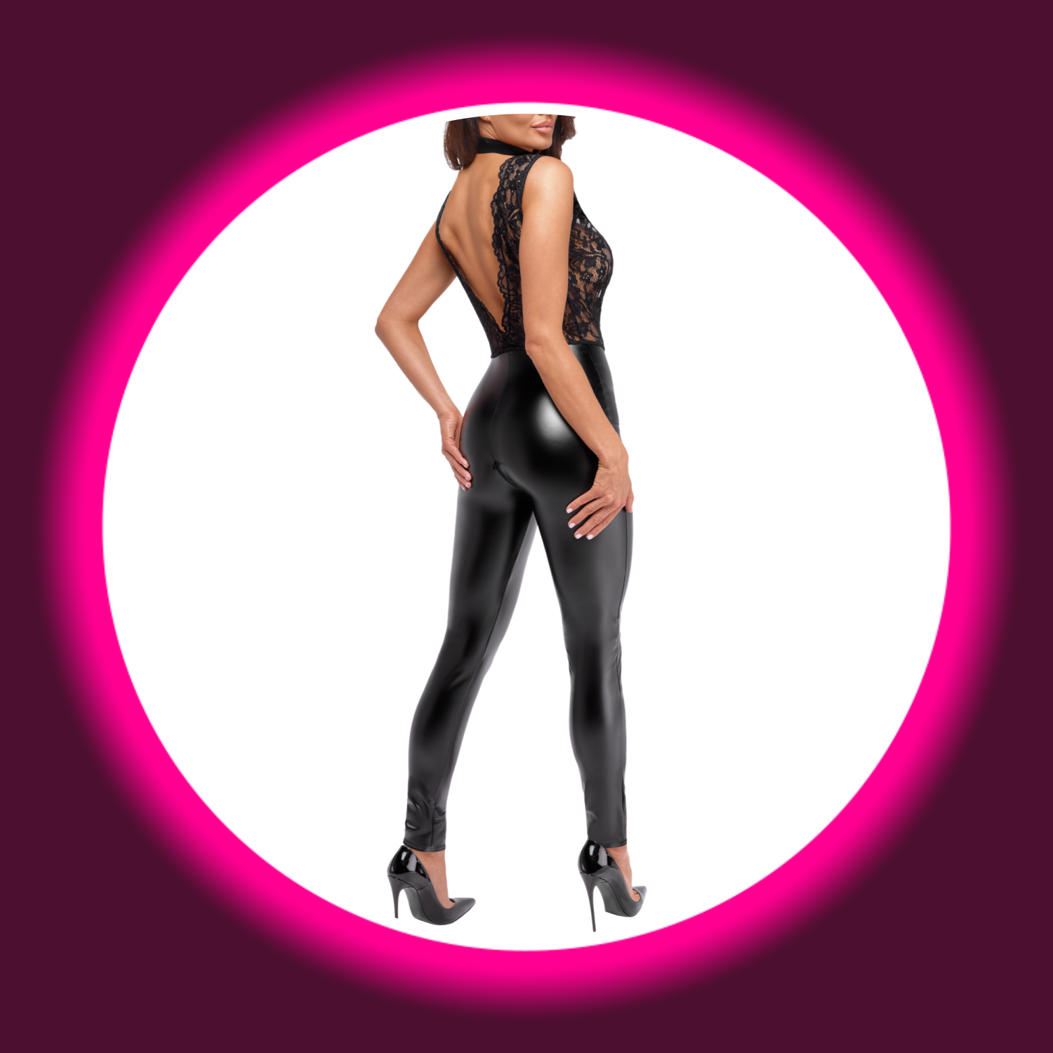 Frau von hinten in schwarzem Overall F298 aus Spitze und Wetlook, mit Samtkragen, Noir Handmade