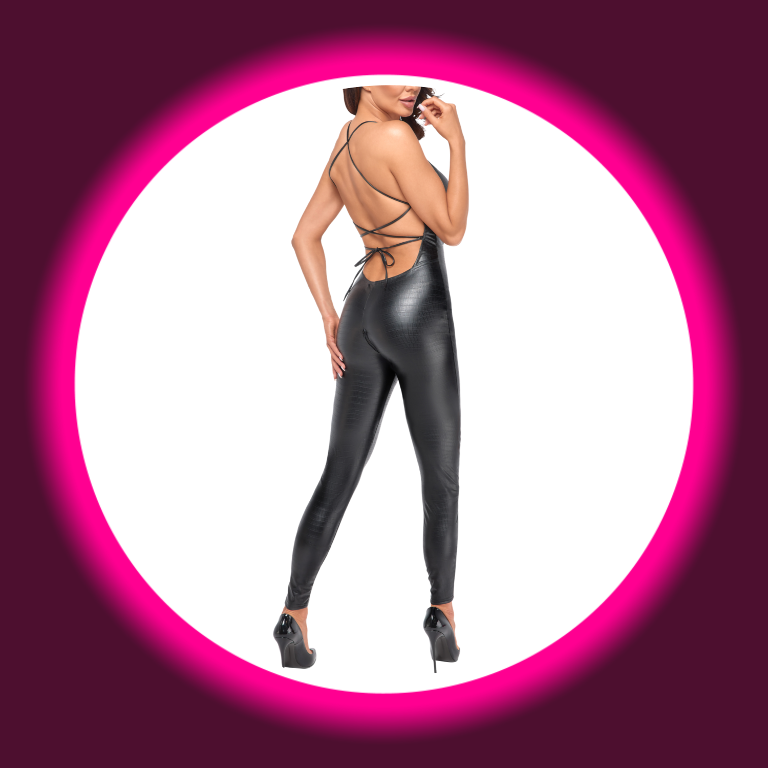 Frau von hinten in schwarzem Wetlook-Overall F316 von Noir Handmade