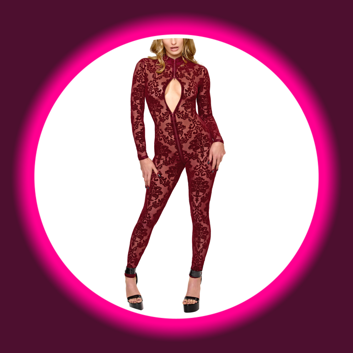 NOIR HANDMADE Overall Masquerade F421 weinrot – Frontansicht am Model, Drei-Wege-Reißverschluss mit geöffnetem Brustausschnitt, taillierter Ganzkörper-Overall mit ornamentalem Damast-Flockmuster