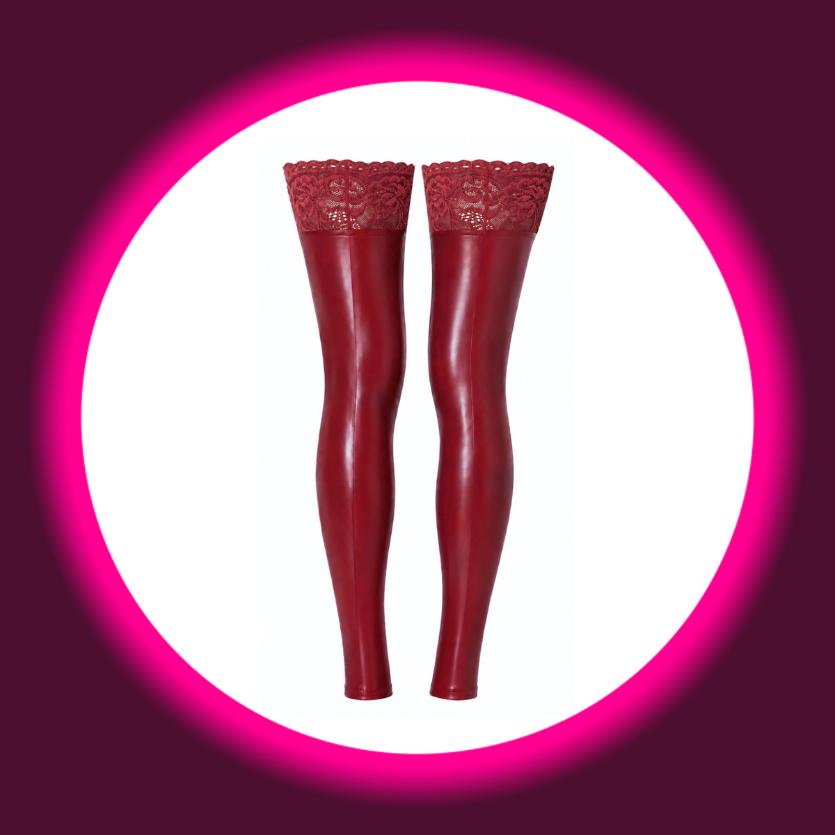 NOIR HANDMADE Overknees Affair Bordeaux weinrot – Rückansicht freistehend, Overknees ohne Fuß aus mattem Powerwetlook in Weinrot mit breitem floralem Spitzenabschluss