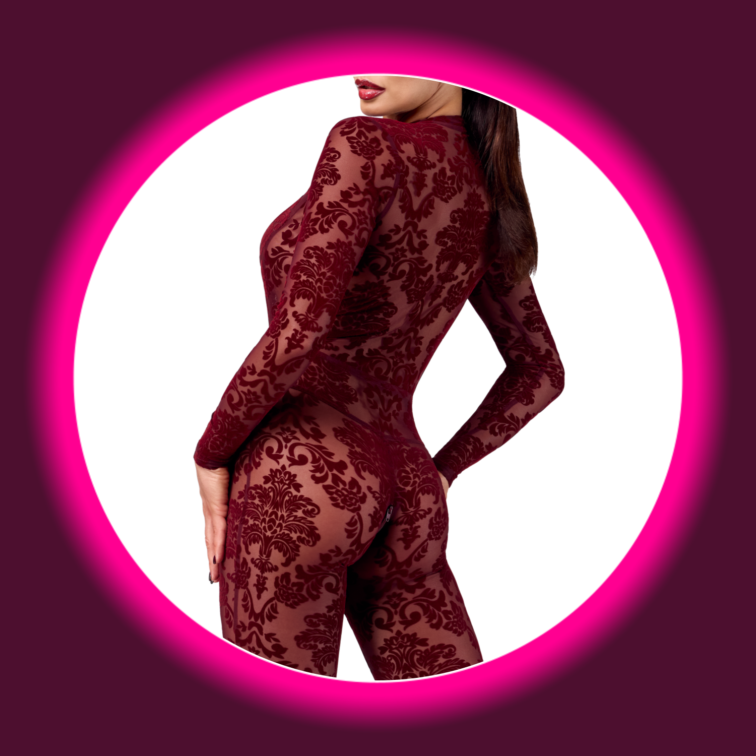 Frau in weinrotem langem Kink Royal Overall mit Blumenmuster und Schrittreißverschluss, Noir Handmade Cascade F382