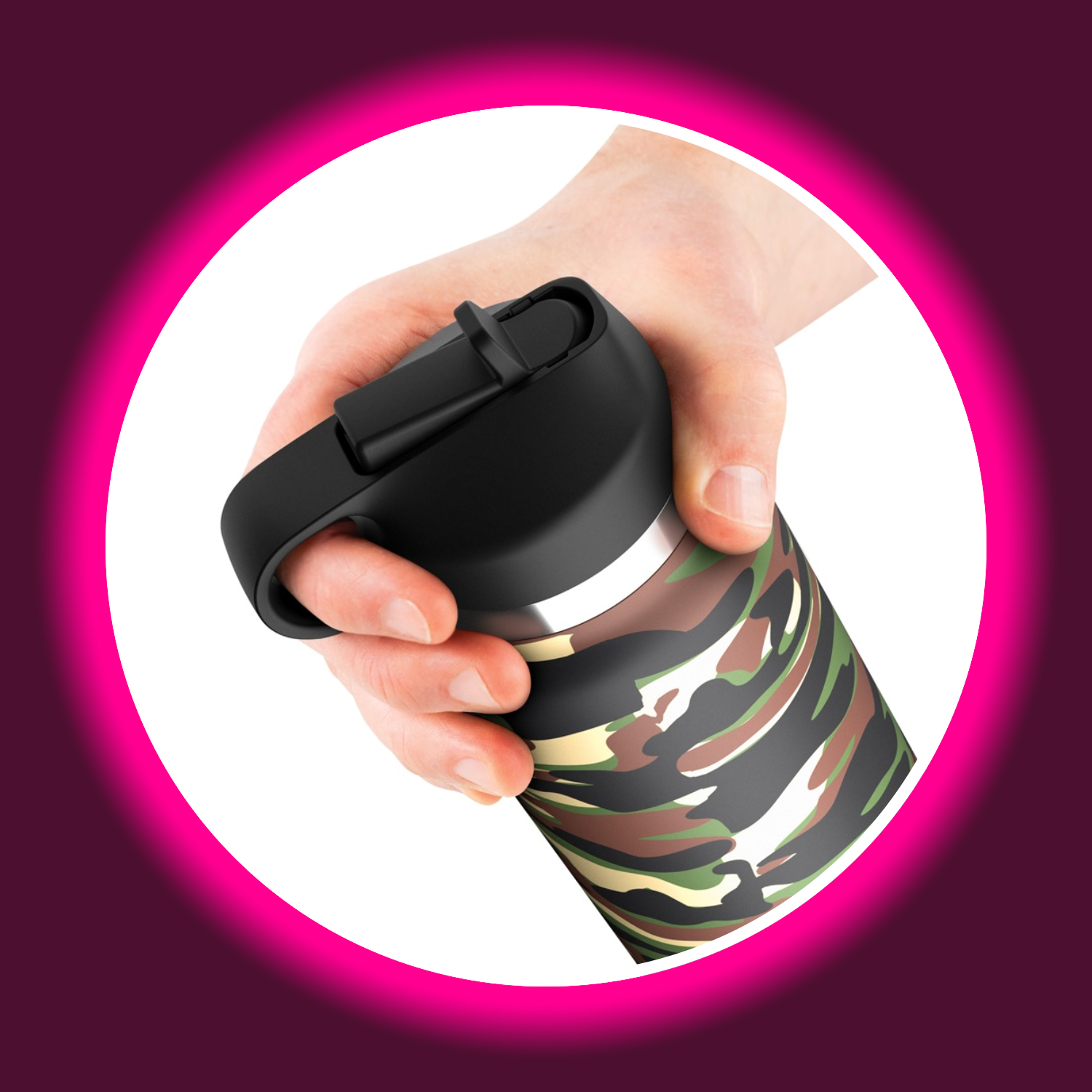 eine Hand hält einen Camouflage Masturbator, getarnt als Trinkflasche, PDX Fap Flask Happy Camper