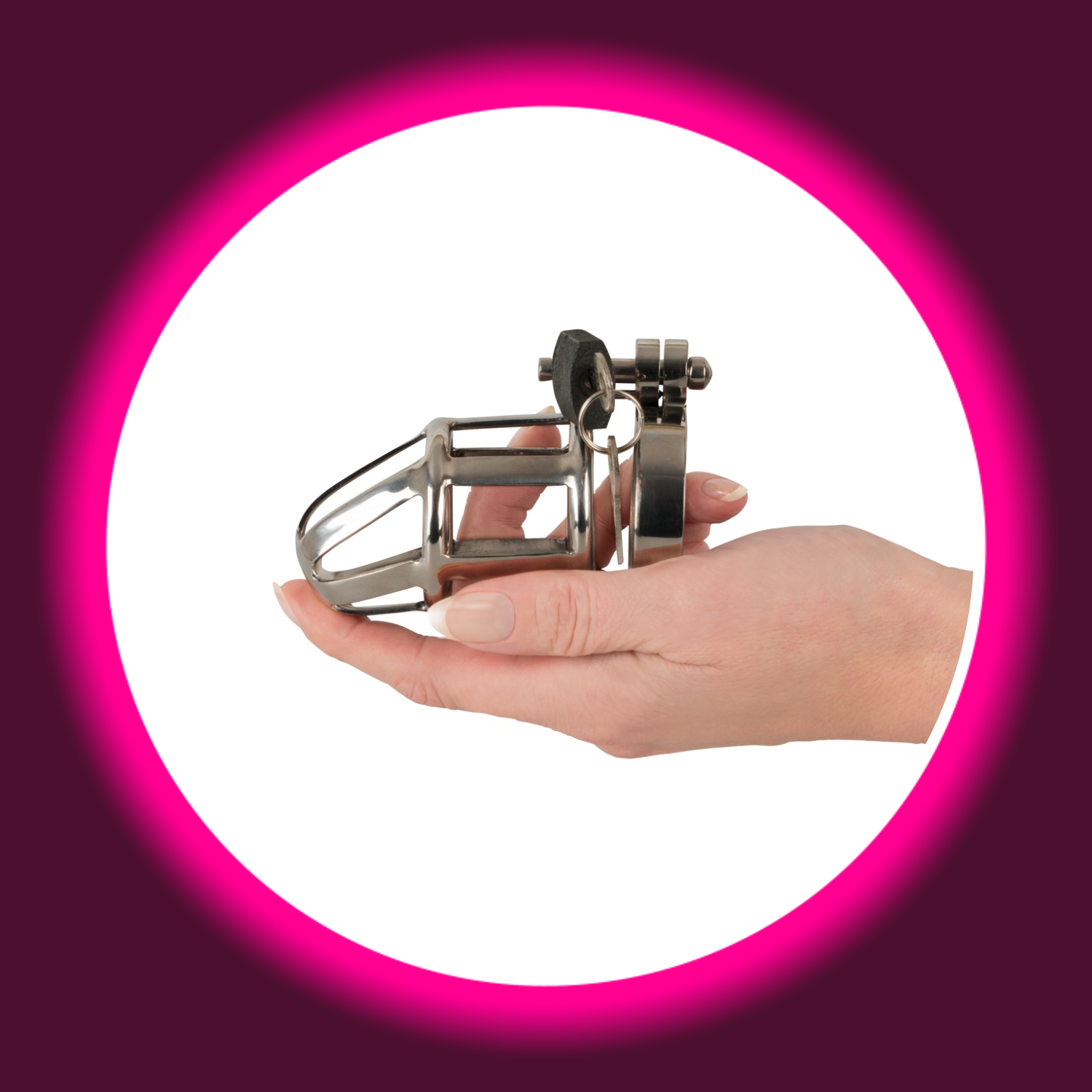 eine Hand hält einen silbernen Peniskäfig mit schwarzem Vorhängeschloss, You2Toys