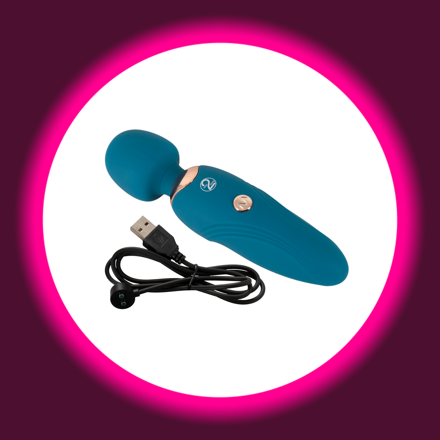liegender kleiner blauer Massagestab mit daneben liegendem USB-Ladekabel