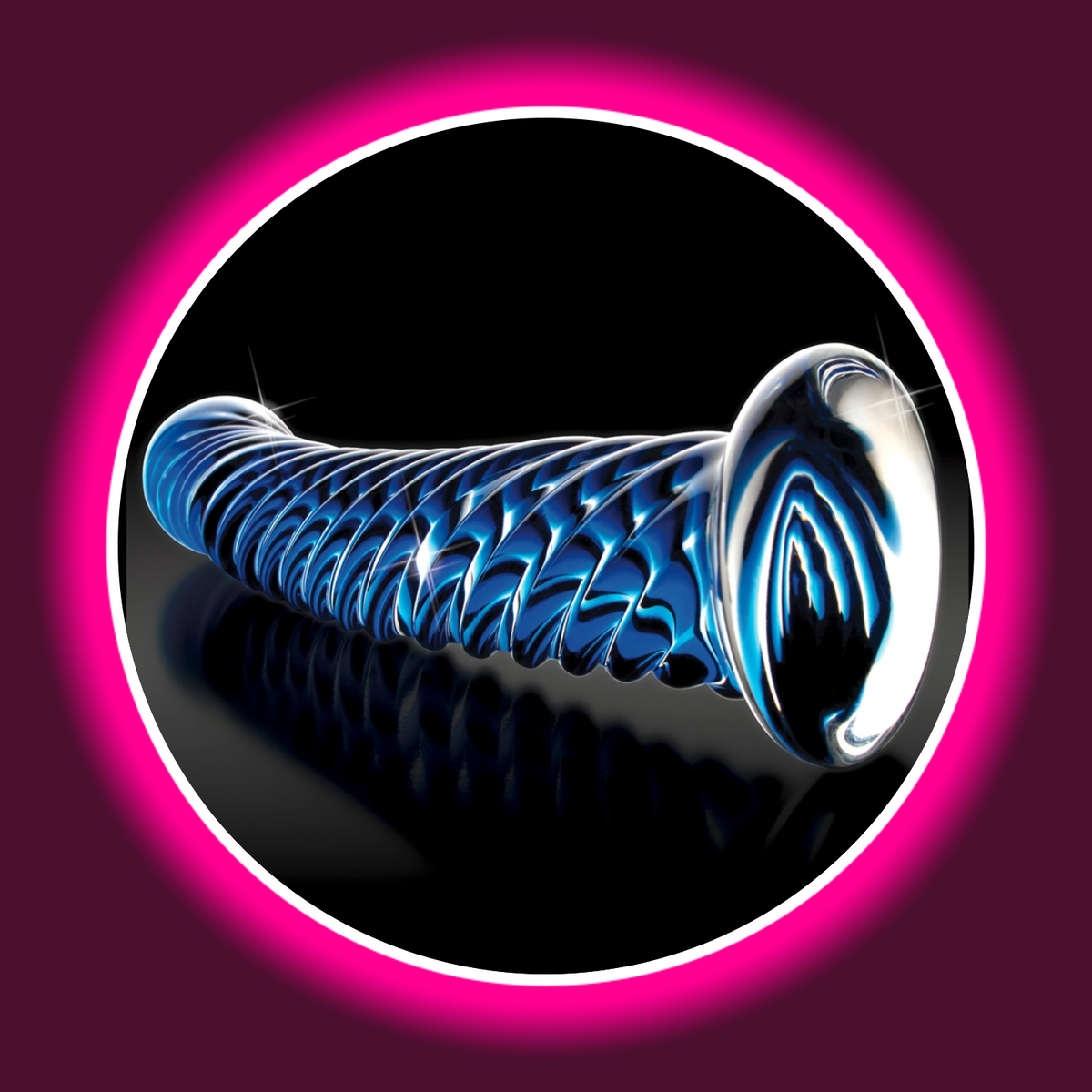 Pipedream Icicles No. 29 Glasdildo in Blau, liegende Detailansicht der spiralförmigen Oberflächenstruktur mit transparentem, rundem Standfuß im Vordergrund
