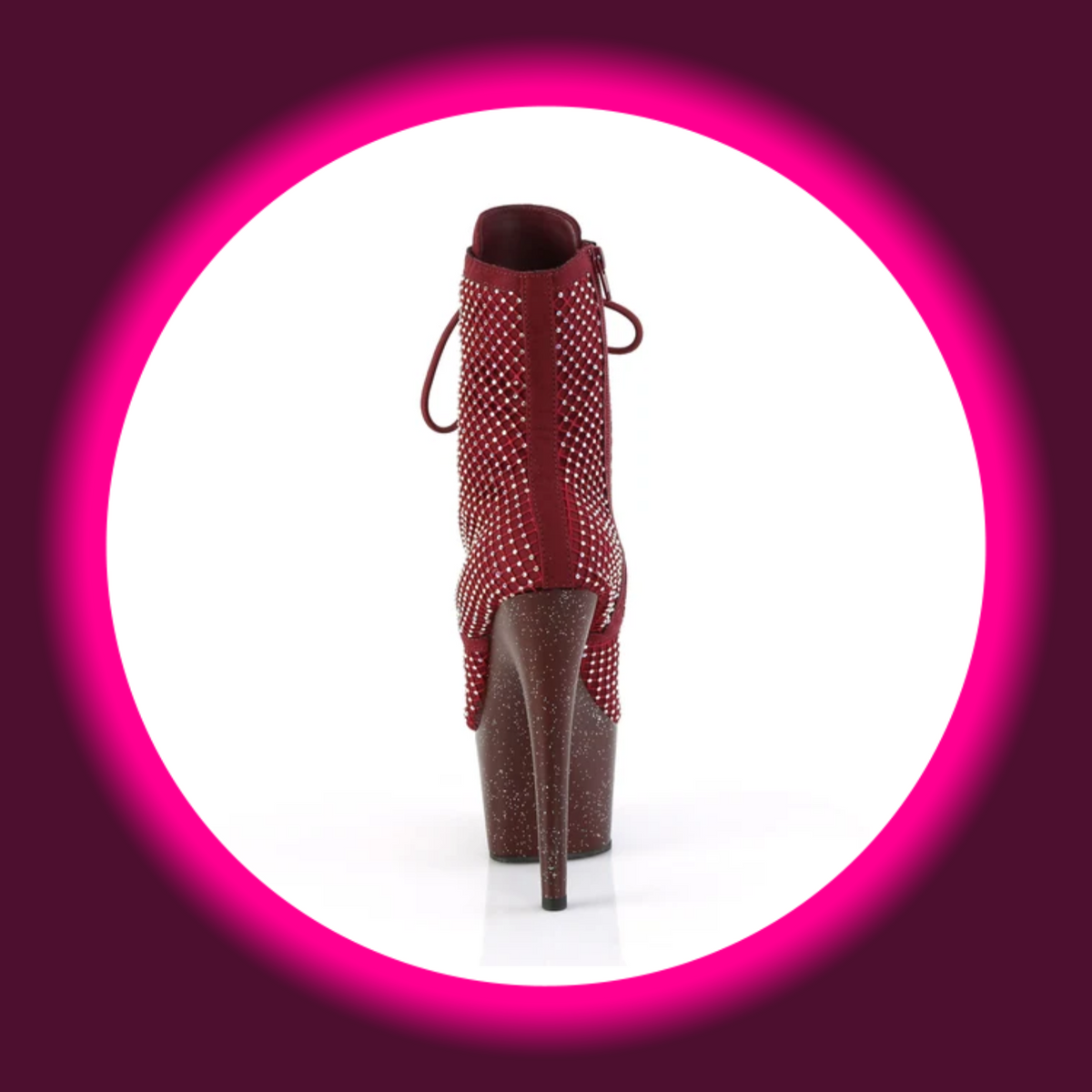 Pleaser Adore 1020RM Plateau-Stiefelette in Weinrot, freigestellte Rückansicht mit strassbesetztem Schaft, mittiger Rückennaht und glitzerndem Stilettoabsatz
