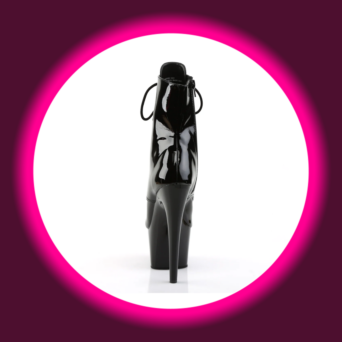 Pleaser Adore 1021 Lack-Plateau-Stiefelette in Schwarz, freigestellte Rückansicht mit glänzendem Schaft, mittiger Rückennaht und schlankem Stilettoabsatz