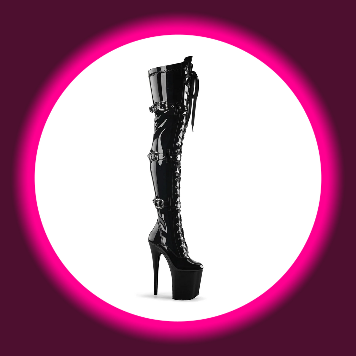 Pleaser Flamingo 3028 Overknee-Plateau-Stiefel in schwarzem Lack mit Frontschnürung und drei Riemen mit silberfarbenen Schnallen, schräge Frontansicht
