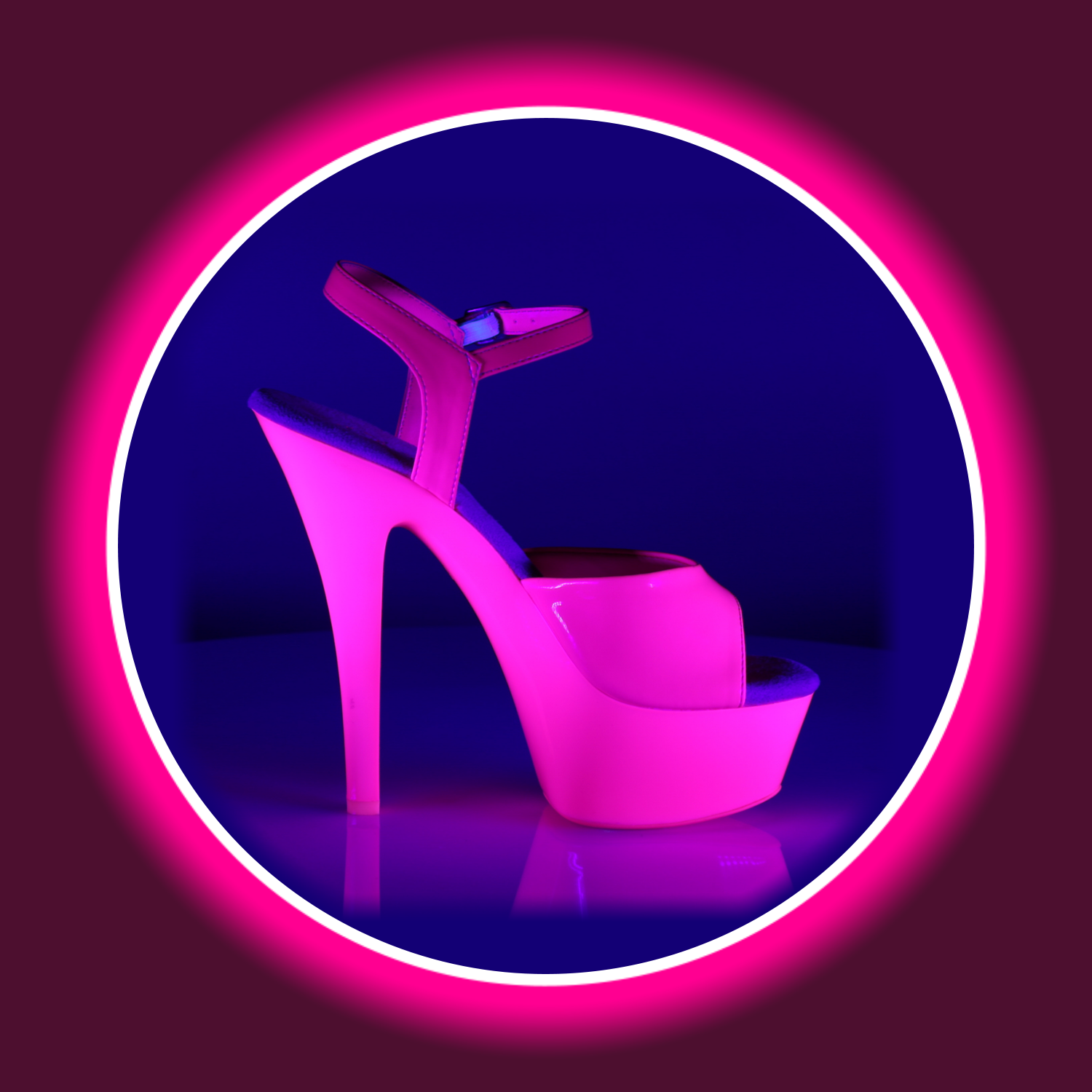 seitliche Ansicht uv-reaktive neon pinke Plateau Sandale Pleaser Kiss 209 mit hohem Absatz vor dunklem Hintergrund