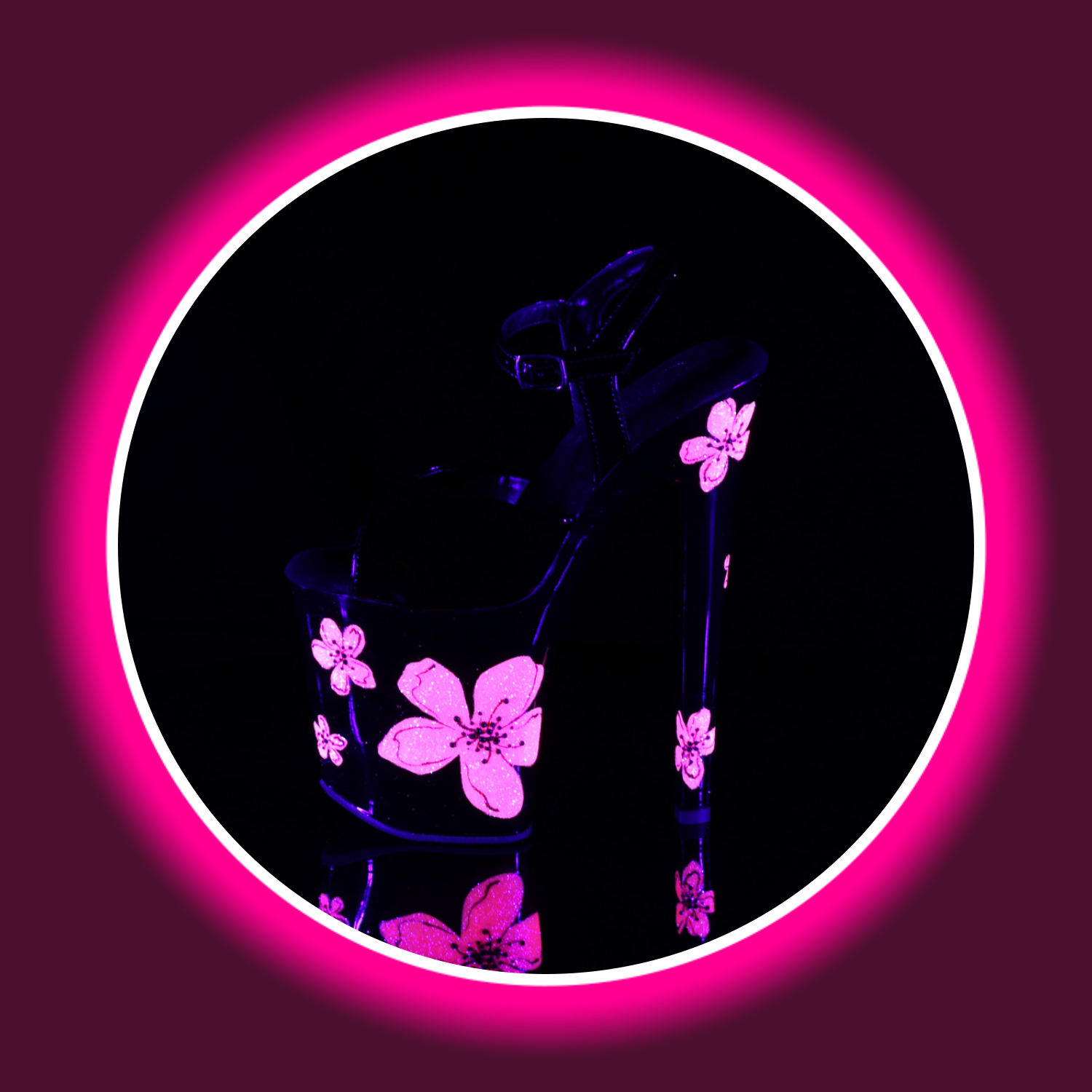 seitliche Ansicht uv-reaktive schwarze High Heels Pleaser Xtreme 809 mit pinken Hibiskus-Blüten und hohem Absatz vor schwarzem Hintergrund