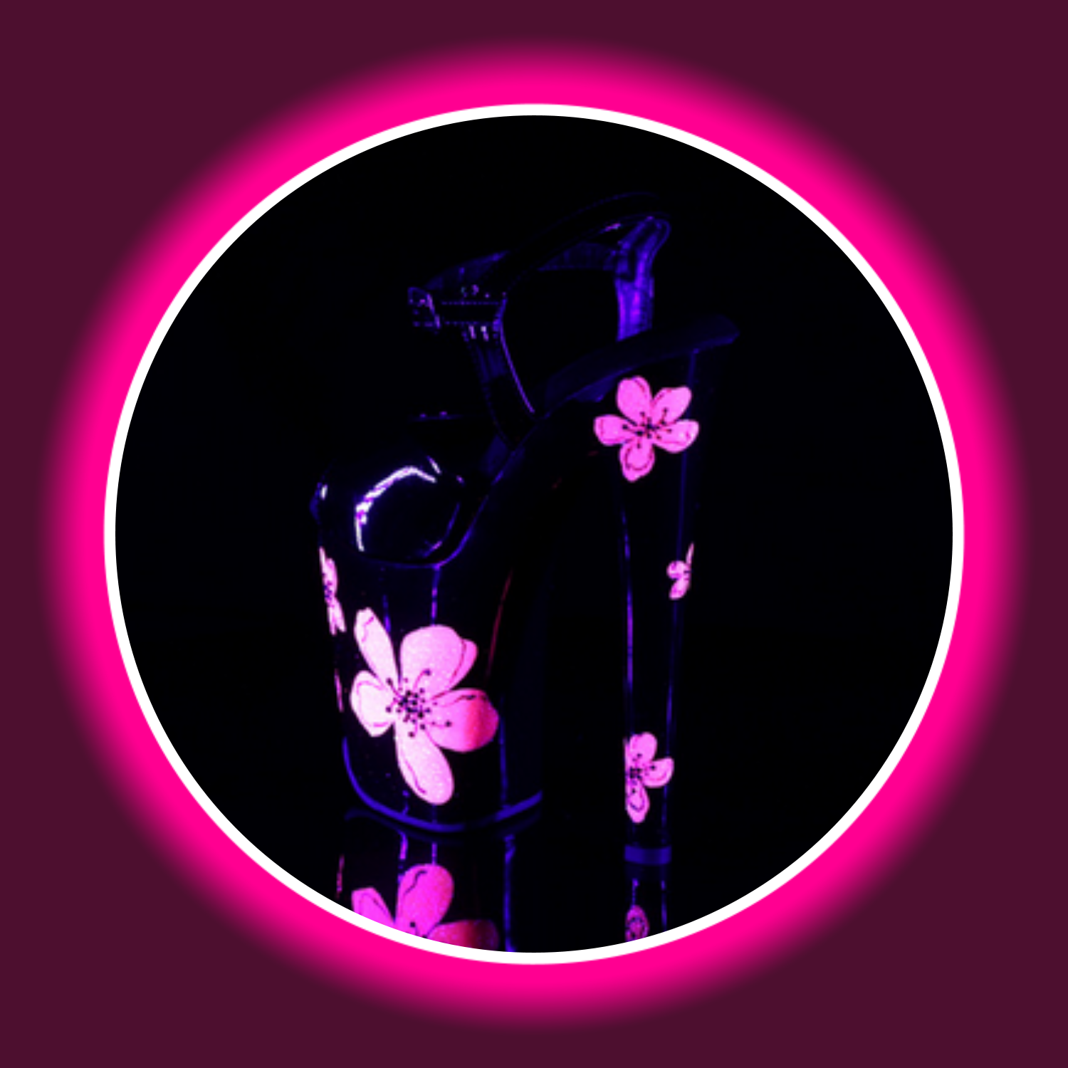 Winkelansicht uv-reaktive schwarze High Heels Pleaser Xtreme 809 mit pinken Hibiskus-Blüten und hohem Absatz vor schwarzem Hintergrund