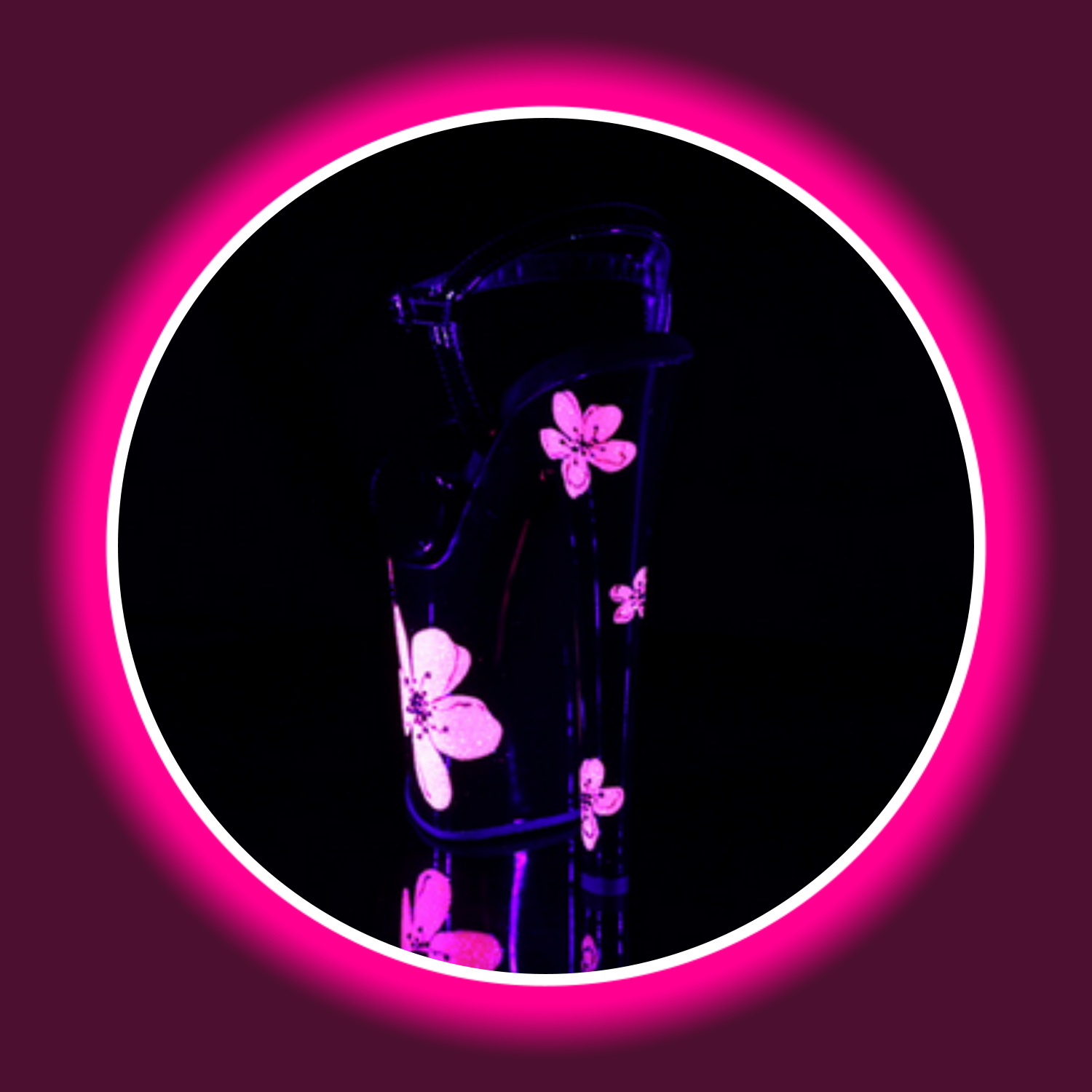 Winkelansicht uv-reaktive schwarze High Heels Pleaser Xtreme 809 mit pinken Hibiskus-Blüten und hohem Absatz vor schwarzem Hintergrund