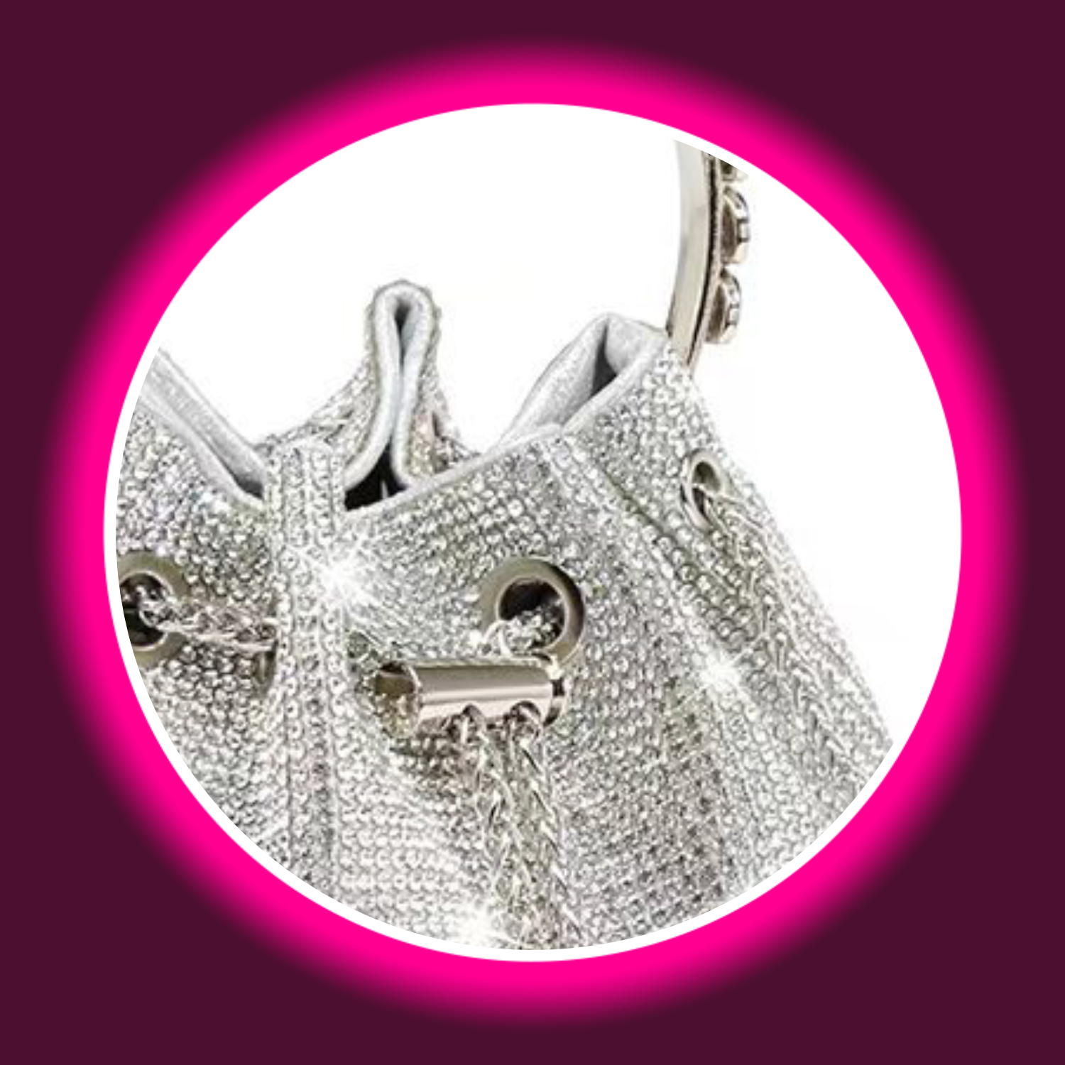 Detailansicht silberne kleine Handtasche mit Kordelzug, komplett mit Straßsteinen besetzt, von Sexymize