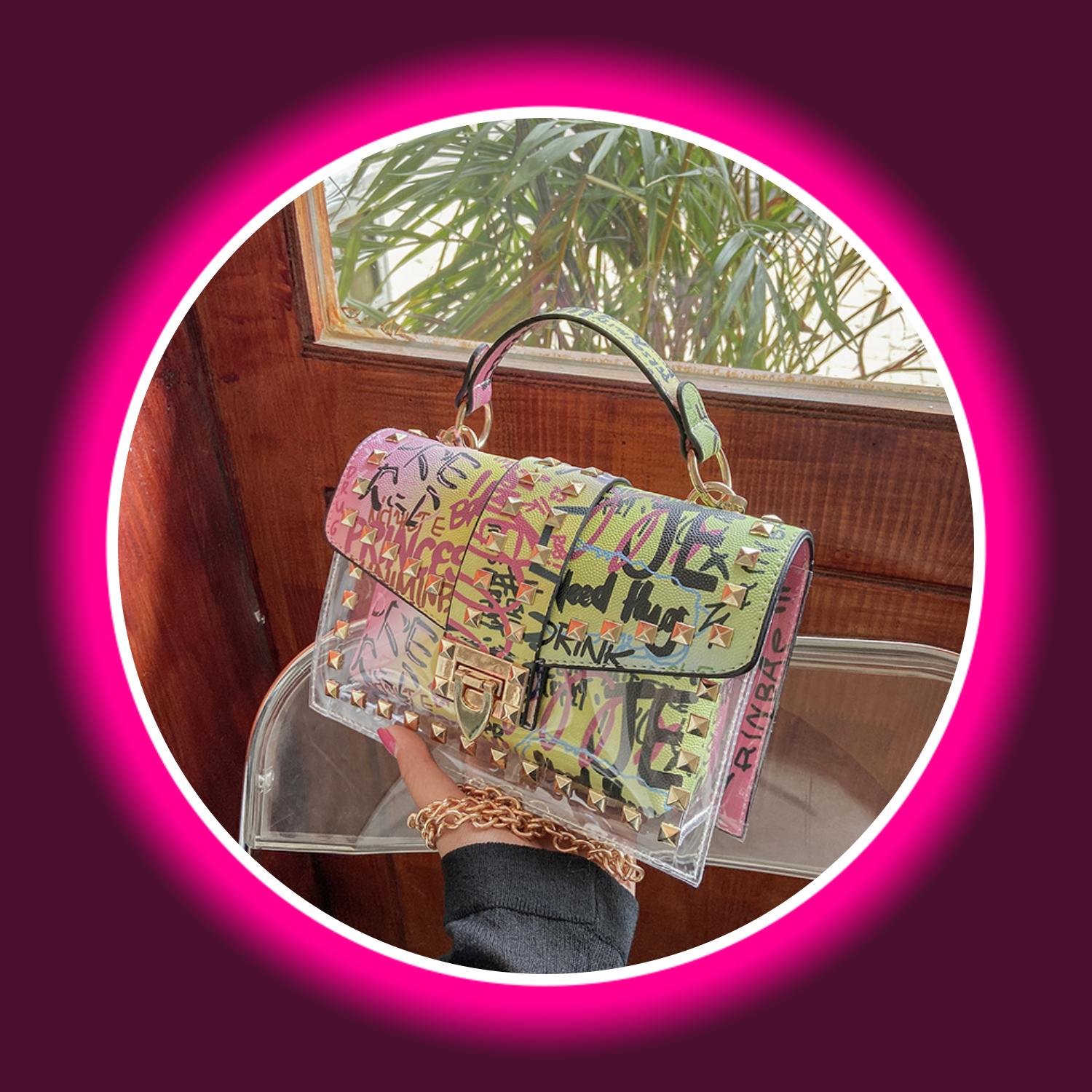 handgehaltene bunte Handtasche mit Graffiti-Druck, Tragegriff und goldfarbenen Details, von Sexymize