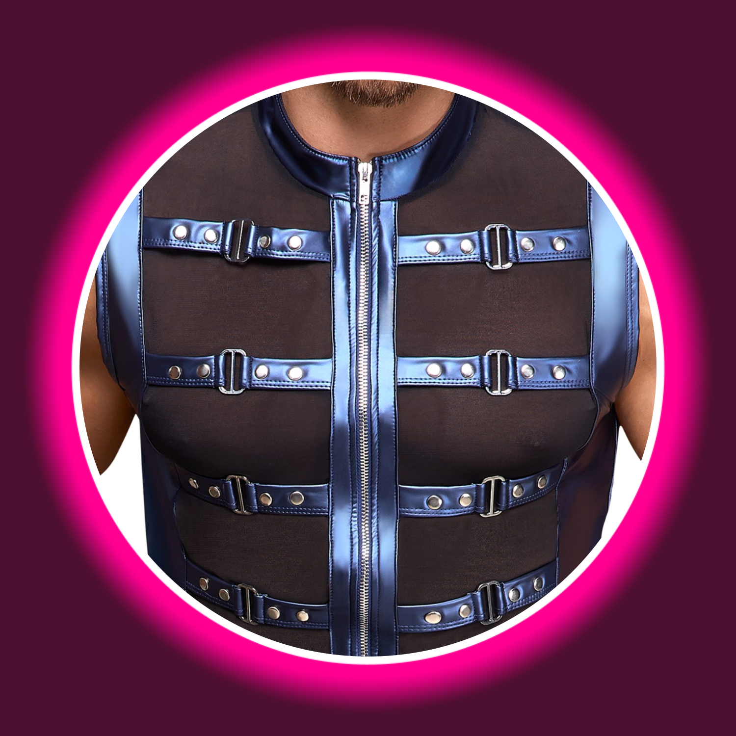 Detailansicht eines Herrenshirts aus semitransparenten und blauen Elementen, mit Nieten und Reißverschluss