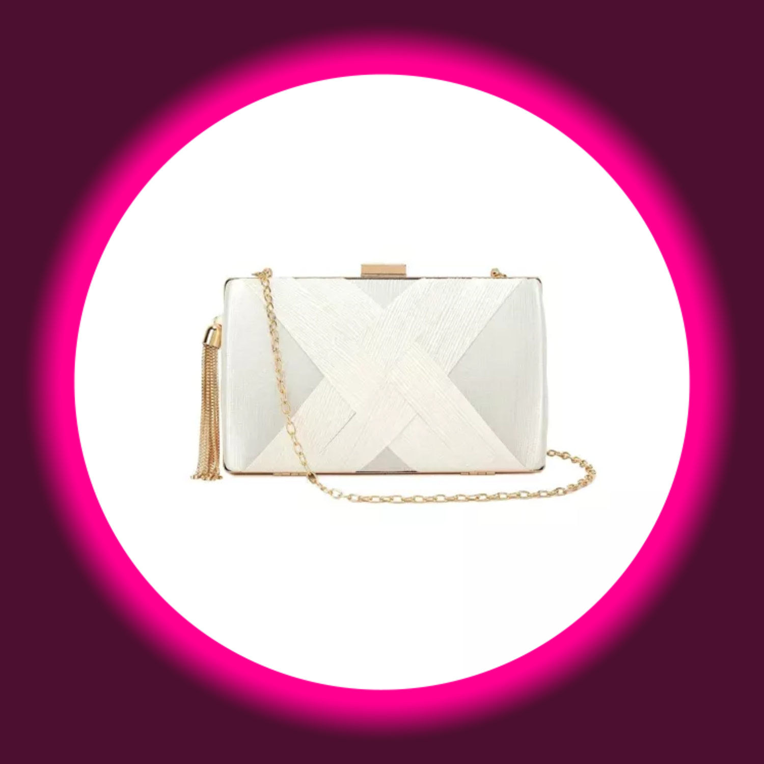 Frontansicht elfenbeinfarbene Clutch im Flechtdesign, mit Quasten und goldener Kette, Aftershock London