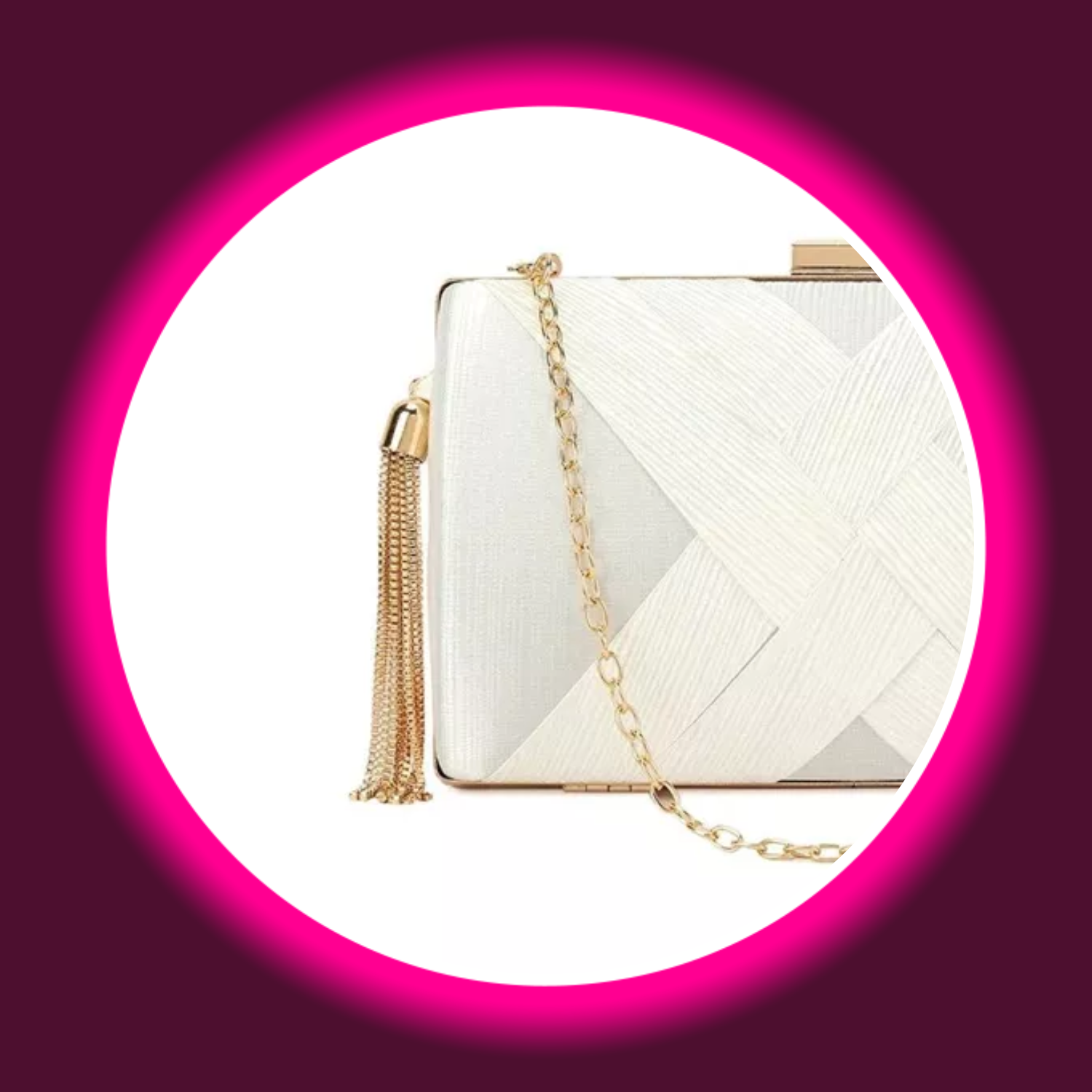 Detailansicht elfenbeinfarbene Clutch im Flechtdesign, mit Quasten und goldener Kette, Aftershock London