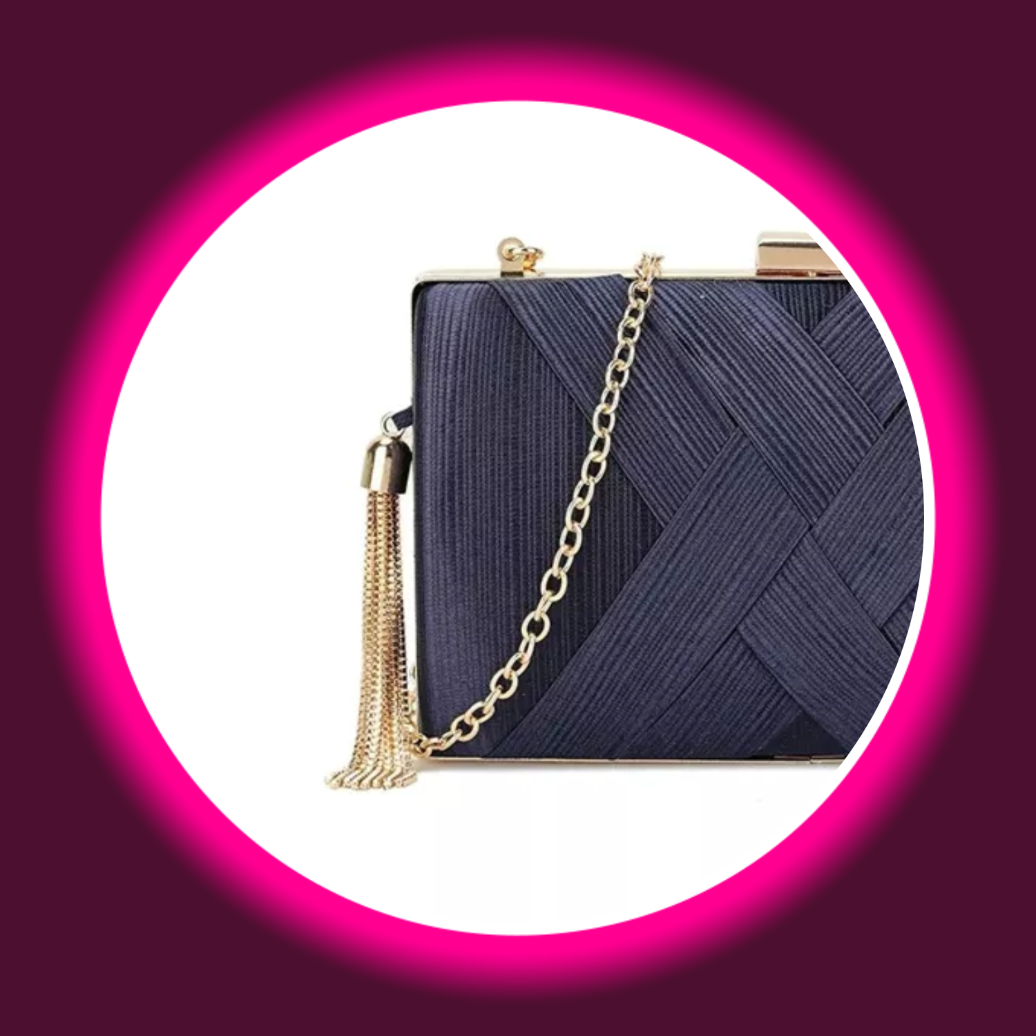 Detailansicht schwarze Clutch im Flechtdesign, mit Quasten und goldener Kette, Aftershock London