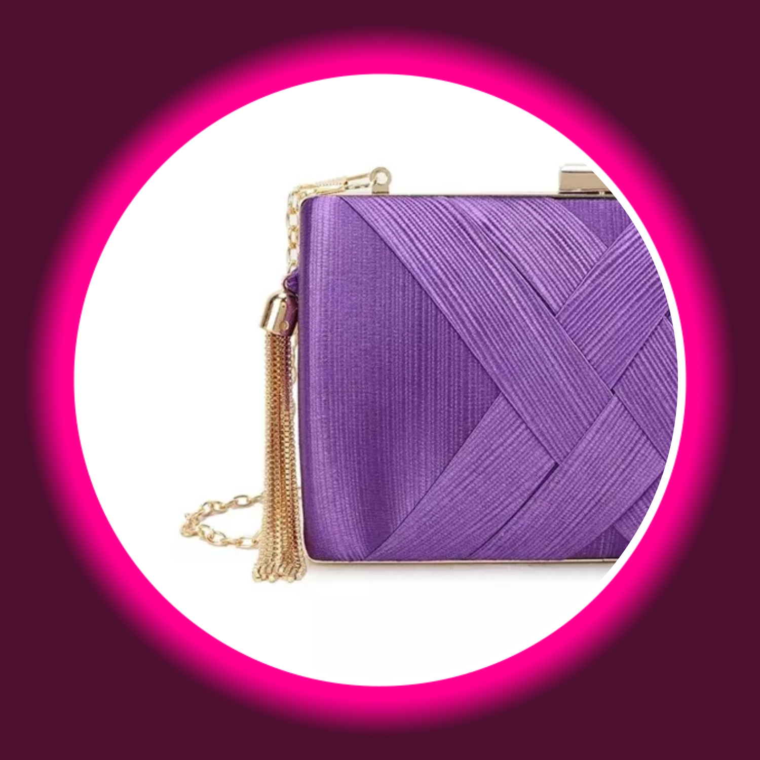 Detailansicht lila Clutch im Flechtdesign, mit Quasten und goldener Kette, Aftershock London