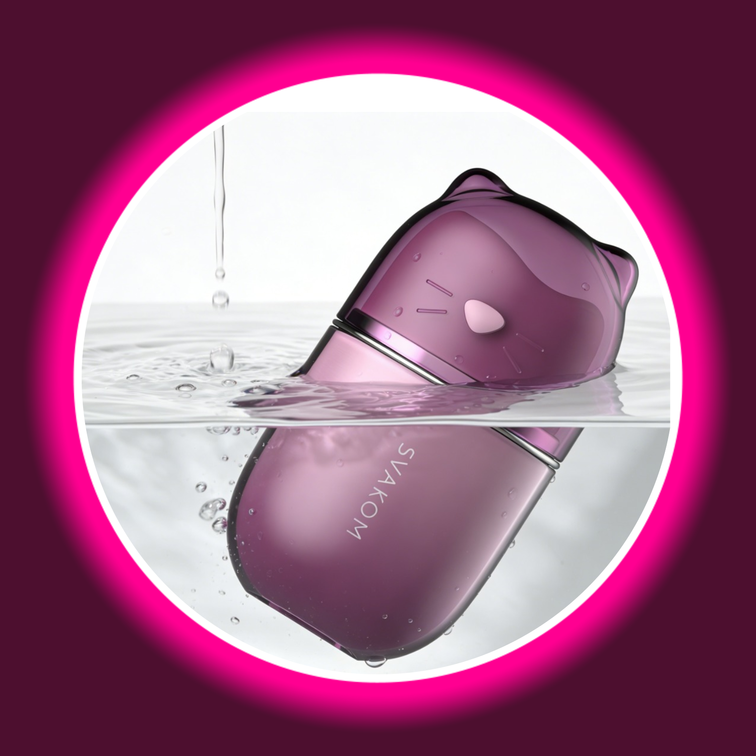 violetter Auflegevibrator Klitty mit Leckzunge, eingetaucht in Wasser, von Svakom