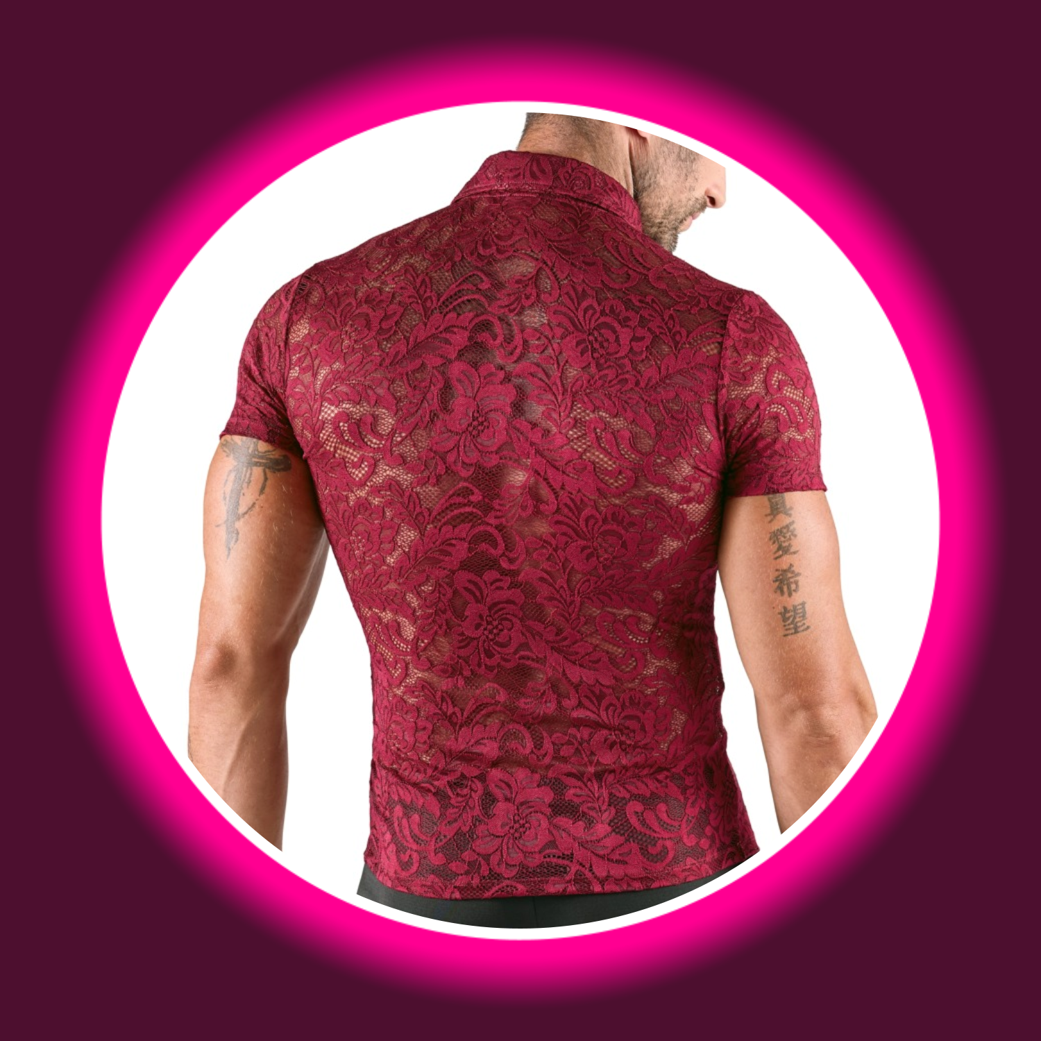 Mann von hinten in rotem kurzärmeligem Hemd aus Spitze mit Blumenmuster, Svenjoyment